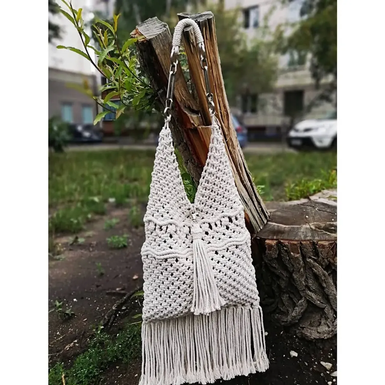 СЕГОДНЯ ВЫГУЛЯЛА! 🥰🥰🥰
Двор, в котором я живу) 💟💟💟
СУМКА нагружена, внутри целый склад!!!
🙂Снабдила магнитной застёжкой, съемной кисточкой на КАРАБИНЕ. ❤️🧡💙💚
Этот пень до нынешнего лета был огромной ивой! 🥰🥰🥰
Теперь вот красуется посреди двора...
🌿🌿🌿
🎉🎉🎉🎉🎉🎉
#макраме
#рукоделие
#челябинск
#южноуральск
#handmade
#волшебныеузелки
#узелковоеплетение
#изделияназаказ
#плетеныеаксессуары
#сумки
#фоторамки
#браслеты
#декор
#аксессуары
#креатив
#ангел
#angel
#macrame
#сувениры
#панно
#кашпо
#bagи
#macramebag
#мастерская
#мастерскаясувениров
#мастерскаяподарков
#принцессаспеций
#macrophotography
#macramedecor
#macrameart