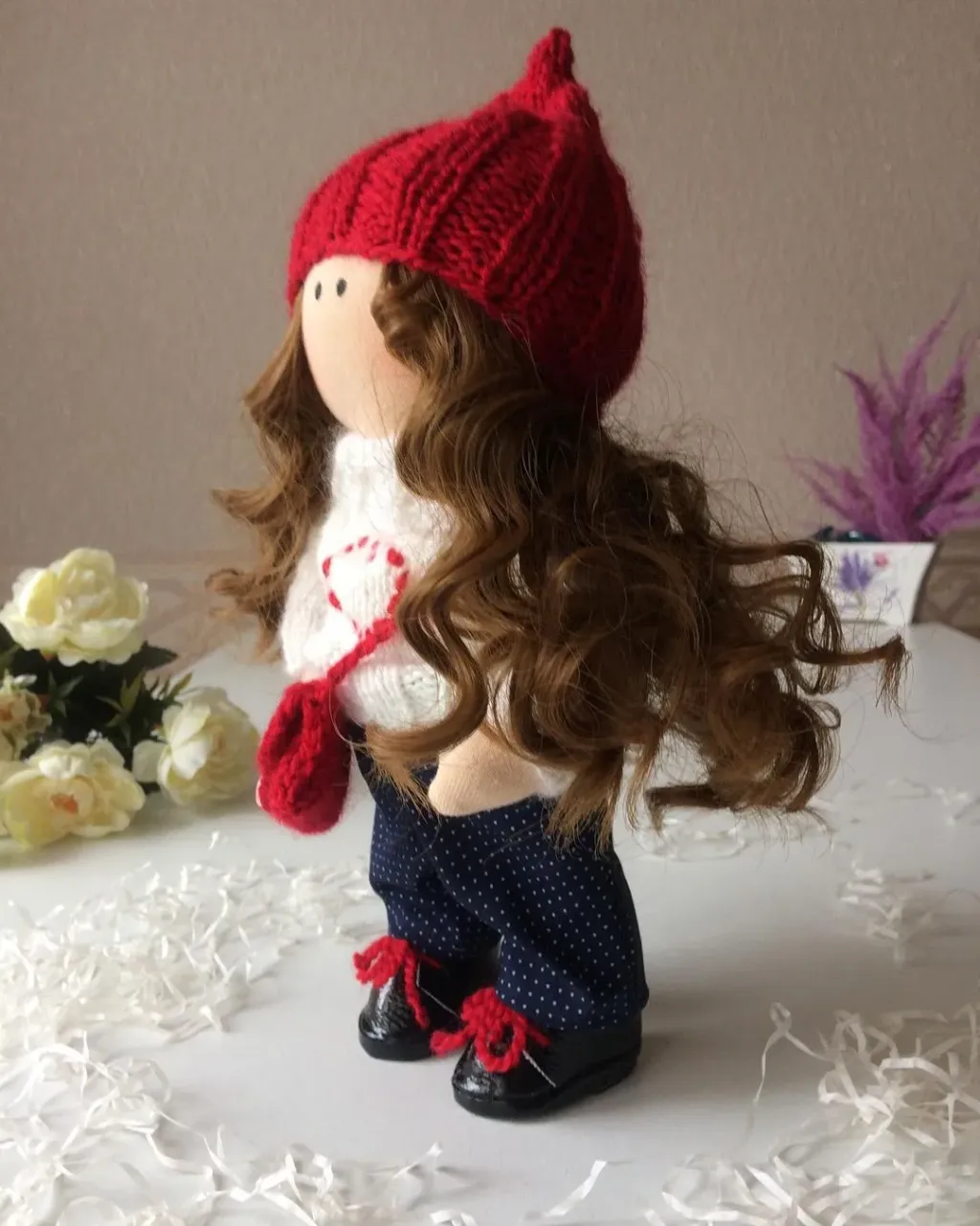 Малышка-кудряшка ищет 🏠. Рост 27см . Одежда не съёмная. Снимается сумочка и ботиночки.
Отправляется в подарочной коробке🎁.
Будет прекрасным подарком и украшением интерьера. 
По приобретению ✍️в директ.

#игрушкавподарок 
#куклавподарок 
#куклатекстильная 
#подарок
#dolls
#dollstata#вналичиитата