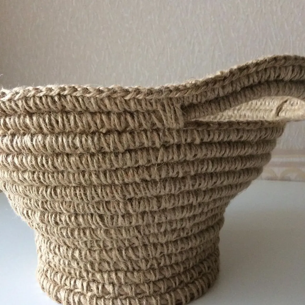 Корзина для фотосессии новорожденных из джута , с деревянным дном.🧺🌾

✔️Диаметр дна-20см.
✔️Высота-20см.
✔️Диаметр верха-35см (без ручек).
В наличии. Возможно исполнение по вашим размерам!
Коврик тоже в наличии.

#newborn #newbornphotography #newbornphoto #newbornbaby #newbornprops #newbornphotoprops 
#реквизитдляфотосессийноворожденных #реквизитдляноворожденных #ньюборнфотограф #ньюборнреквизит #ньюборнреквизитколомна#корзиныизджута#джутовыекорзины#джутовыйдекор #вналичиитата