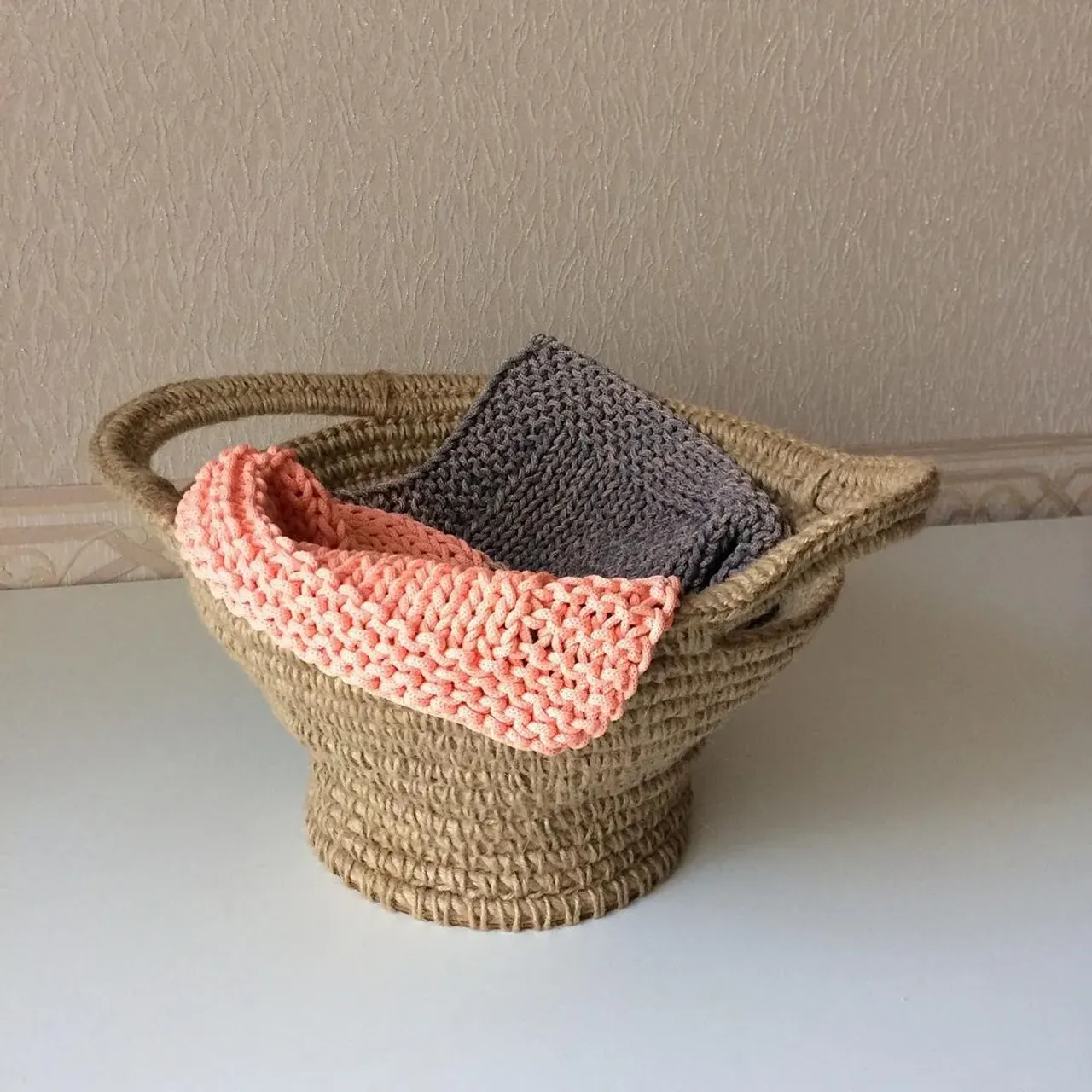 Корзина для фотосессии новорожденных из джута , с деревянным дном.🧺🌾

✔️Диаметр дна-20см.
✔️Высота-20см.
✔️Диаметр верха-35см (без ручек).
В наличии. Возможно исполнение по вашим размерам!
Коврик тоже в наличии.

#newborn #newbornphotography #newbornphoto #newbornbaby #newbornprops #newbornphotoprops 
#реквизитдляфотосессийноворожденных #реквизитдляноворожденных #ньюборнфотограф #ньюборнреквизит #ньюборнреквизитколомна#корзиныизджута#джутовыекорзины#джутовыйдекор #вналичиитата