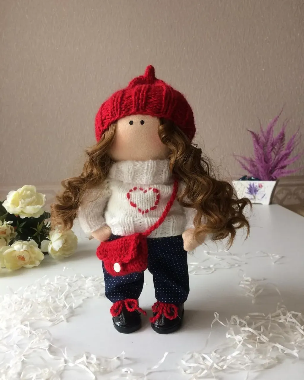 Малышка-кудряшка ищет 🏠. Рост 27см . Одежда не съёмная. Снимается сумочка и ботиночки.
Отправляется в подарочной коробке🎁.
Будет прекрасным подарком и украшением интерьера. 
По приобретению ✍️в директ.

#игрушкавподарок 
#куклавподарок 
#куклатекстильная 
#подарок
#dolls
#dollstata#вналичиитата