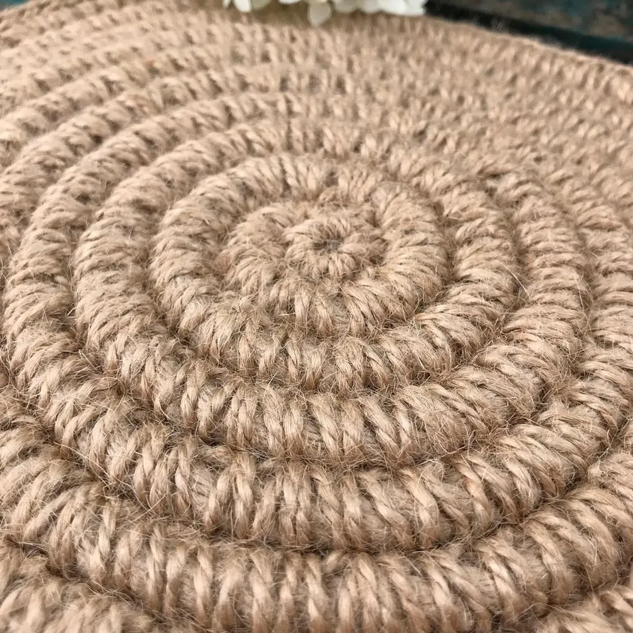 А что такое джут?🤔🌿🌾🌱немного информации...
Джут-это однолетнее растение растёт в Бангладеше, Китае и Индии. Стебли этого растения собирают и сушат, получая волокно, из которого делают канаты и шпагат.
Джут состоит из целлюлозы и лигнина ( компонент древесного волокна), поэтому сочетает в себе свойства древесины и текстиля.Джутовая нить имеет грубую текстуру, поэтому не тянется и очень прочная. Изделия из джута долговечные и износостойкие.
Вся продукция из джута 100% натуральная, экологичная и не вызывает аллергию. 

#сумкиджутовые #джутколомна #джут#джутовыеизделия #джутовыекорзины #джутовыйдекор #джутовыесумки #модныесумки2020 #декоризджута#сумочкитата