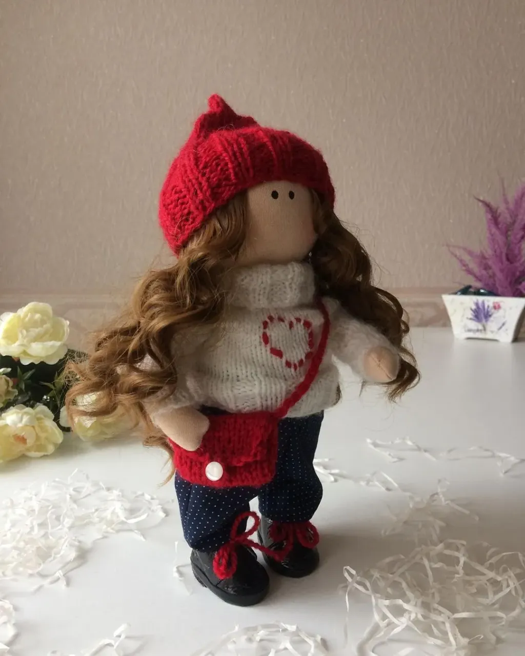 Малышка-кудряшка ищет 🏠. Рост 27см . Одежда не съёмная. Снимается сумочка и ботиночки.
Отправляется в подарочной коробке🎁.
Будет прекрасным подарком и украшением интерьера. 
По приобретению ✍️в директ.

#игрушкавподарок 
#куклавподарок 
#куклатекстильная 
#подарок
#dolls
#dollstata#вналичиитата