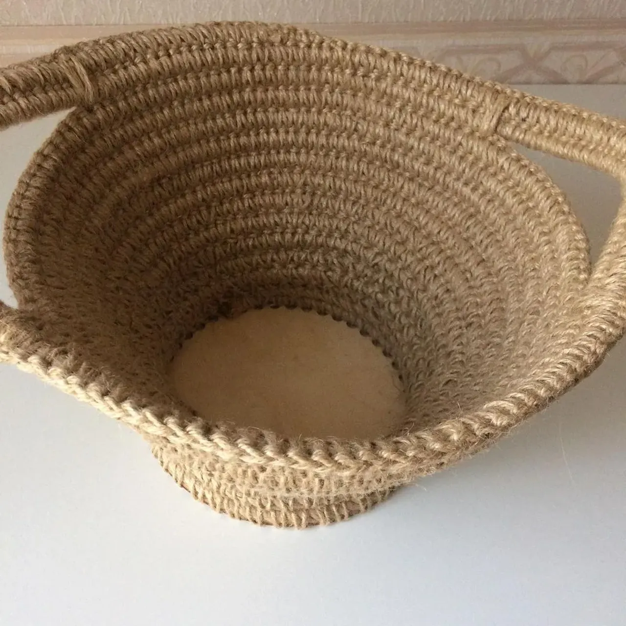 Корзина для фотосессии новорожденных из джута , с деревянным дном.🧺🌾

✔️Диаметр дна-20см.
✔️Высота-20см.
✔️Диаметр верха-35см (без ручек).
В наличии. Возможно исполнение по вашим размерам!
Коврик тоже в наличии.

#newborn #newbornphotography #newbornphoto #newbornbaby #newbornprops #newbornphotoprops 
#реквизитдляфотосессийноворожденных #реквизитдляноворожденных #ньюборнфотограф #ньюборнреквизит #ньюборнреквизитколомна#корзиныизджута#джутовыекорзины#джутовыйдекор #вналичиитата