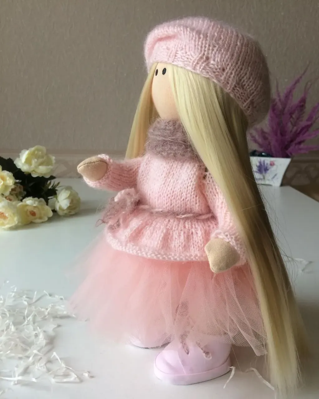 Малышка - блондинка в нежно-розовых тонах🌸
Рост 27см. Голова поворачивается. Одежда не съёмная. Волосы можно заплести в косичку или сделать хвостики. 
Для приобретения ✍️в директ.
Каждая куколка для Вас изготавливается индивидуально и каждая неповторима 💕. Куколка -прекрасный подарок и украшение интерьера!

#куклавподарок 
#интерьернаякукла 
#куклавналичии 
#dollstata
#dolls 
#dollskolomna 
#кукларучнойработы 
#куклавколомне#вналичиитата