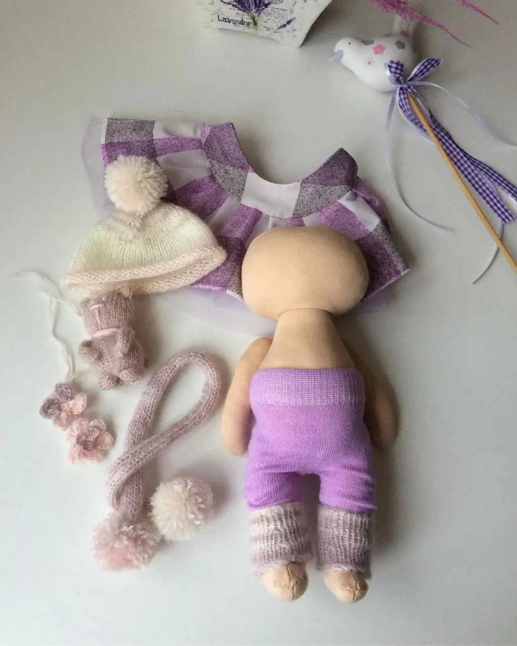 Рабочие моменты при создании интерьерной куколки...нежно-сиреневая гамма💜
#интерьерныекуклы #куклавподарок #подарок#идеиподарков #куклатекстильная #кукладляинтерьера #кукларучнойработы #куклыназаказ #куклытильда