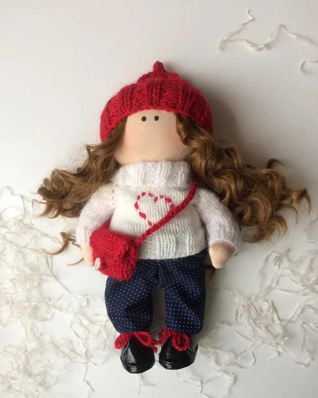 Малышка-кудряшка ищет 🏠. Рост 27см . Одежда не съёмная. Снимается сумочка и ботиночки.
Отправляется в подарочной коробке🎁.
Будет прекрасным подарком и украшением интерьера. 
По приобретению ✍️в директ.

#игрушкавподарок 
#куклавподарок 
#куклатекстильная 
#подарок
#dolls
#dollstata#вналичиитата