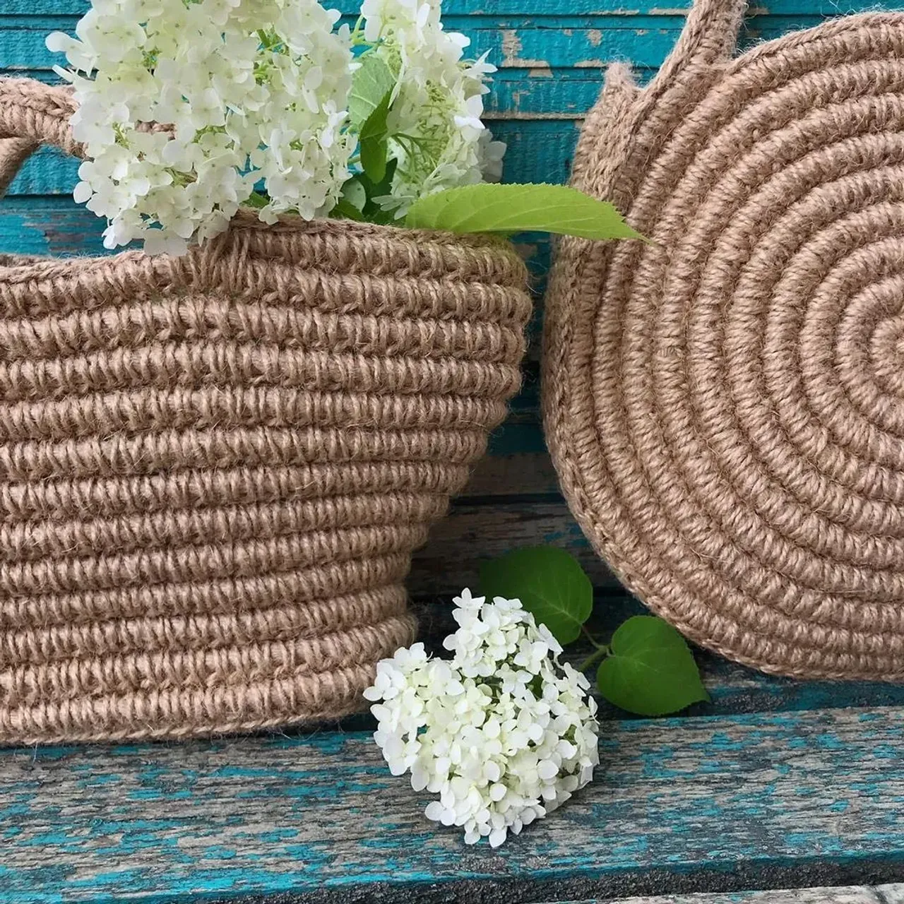 А что такое джут?🤔🌿🌾🌱немного информации...
Джут-это однолетнее растение растёт в Бангладеше, Китае и Индии. Стебли этого растения собирают и сушат, получая волокно, из которого делают канаты и шпагат.
Джут состоит из целлюлозы и лигнина ( компонент древесного волокна), поэтому сочетает в себе свойства древесины и текстиля.Джутовая нить имеет грубую текстуру, поэтому не тянется и очень прочная. Изделия из джута долговечные и износостойкие.
Вся продукция из джута 100% натуральная, экологичная и не вызывает аллергию. 

#сумкиджутовые #джутколомна #джут#джутовыеизделия #джутовыекорзины #джутовыйдекор #джутовыесумки #модныесумки2020 #декоризджута#сумочкитата