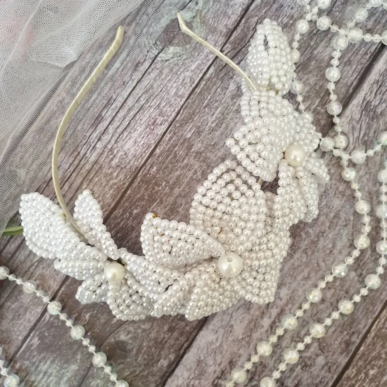 Ободок из бусин, массивный и в то же время очень нежный
Цена 150грн 
#ободки#ободокизбусин#ободокручнойработы#аксесуарыручнойработы#аксесуарыодесса#аксесуарыукраина