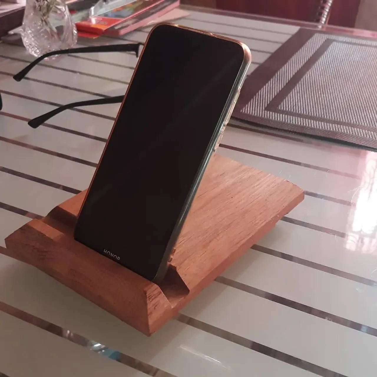 Подставка для смартфона #измассивадуба #изделияиздерева #wood #столярныеизделия #дуб #предметыинтерьера #woodworking #удобнаявещь #гаджеты #gift #giftideas #coasters #handmade #woodideas #подставкаиздуба #подставкаиздерева #подставкадлясмартфона #ручнаяработа