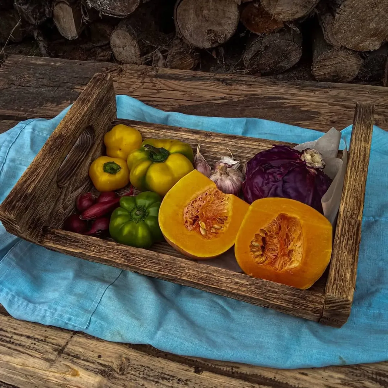 Ящик для хранения🧅🥦🍎
Сделан из из природно состаренной древесины.
Ручная работа.
Доставка по всему миру🌍
#ящик #яшикиздерева #яшикдояхранения #old #oldwood #requisister #foodfoto #wabi #boxes #box #loft #decor #fooddecor #food #овощи #тыква #синяякапуста #натюрморт #likwood #ручнаяработа #ящикдляфото #сделаноруками #урожай #винтаж #вабисаби #spildecor #woodart #homedecor #этническийинтерьер #изделияиздеревагомель