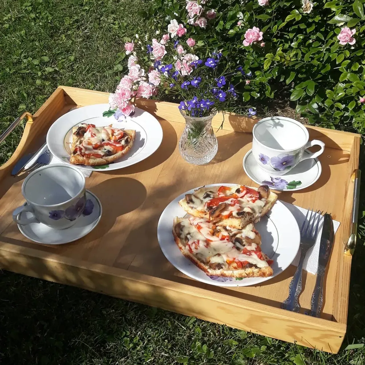 🍽 Повесть о нашем подносе. 😉 т.к. его размер 1м на 2,5м, то для его транспортировки предусмотрены две металлические ручки.
По вместимости он бесподобен, в нем свободно помещается кабанчик 🐖 средних размеров, можно загрузить 2 мешка картошки 🥔 можно использовать как носилки ☝️не говоря уже о всяких мелочах. Предложение ограничено, спешите с заказами!
P.S. Как все уже догадались, вышесказанное было для улыбки 😁 настоящие размеры подноса 55см на 40см. 🍱 Поднос вместительный и очень удобный. Материал береза со вставками дуба.
#wood #поднос #изделиеиздерева #издерева #foodserving #береза #дуб #подносиздерева #столярка #кухня #подзаказ #завтрак #обед #ужин #woodworking #kitchen #food #giftideas #homesweet