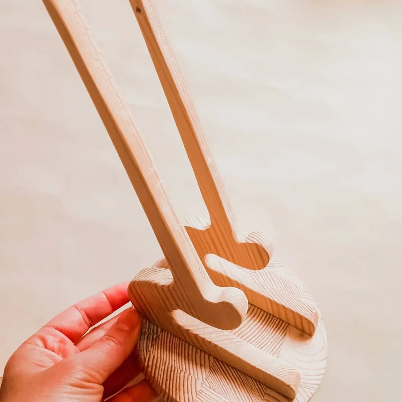 Декоративная подставка

#изделияиздерева #ручнаяработа #handmade #wood #woodworking #gomel #idea #gift #giftidea #подарок #сувенир #столярка #интерьер #подставка #подставкаиздерева #назаказ #productdesign #wooddecor #подставкаподтелефон #design #art #vetrina #creative #oggetti