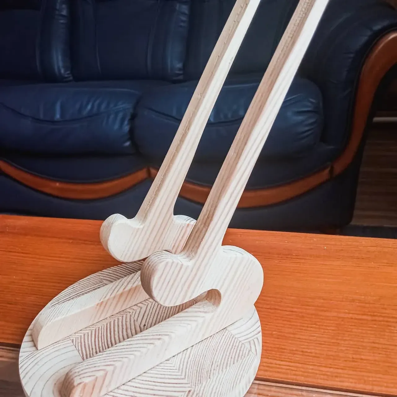 Декоративная подставка

#изделияиздерева #ручнаяработа #handmade #wood #woodworking #gomel #idea #gift #giftidea #подарок #сувенир #столярка #интерьер #подставка #подставкаиздерева #назаказ #productdesign #wooddecor #подставкаподтелефон #design #art #vetrina #creative #oggetti
