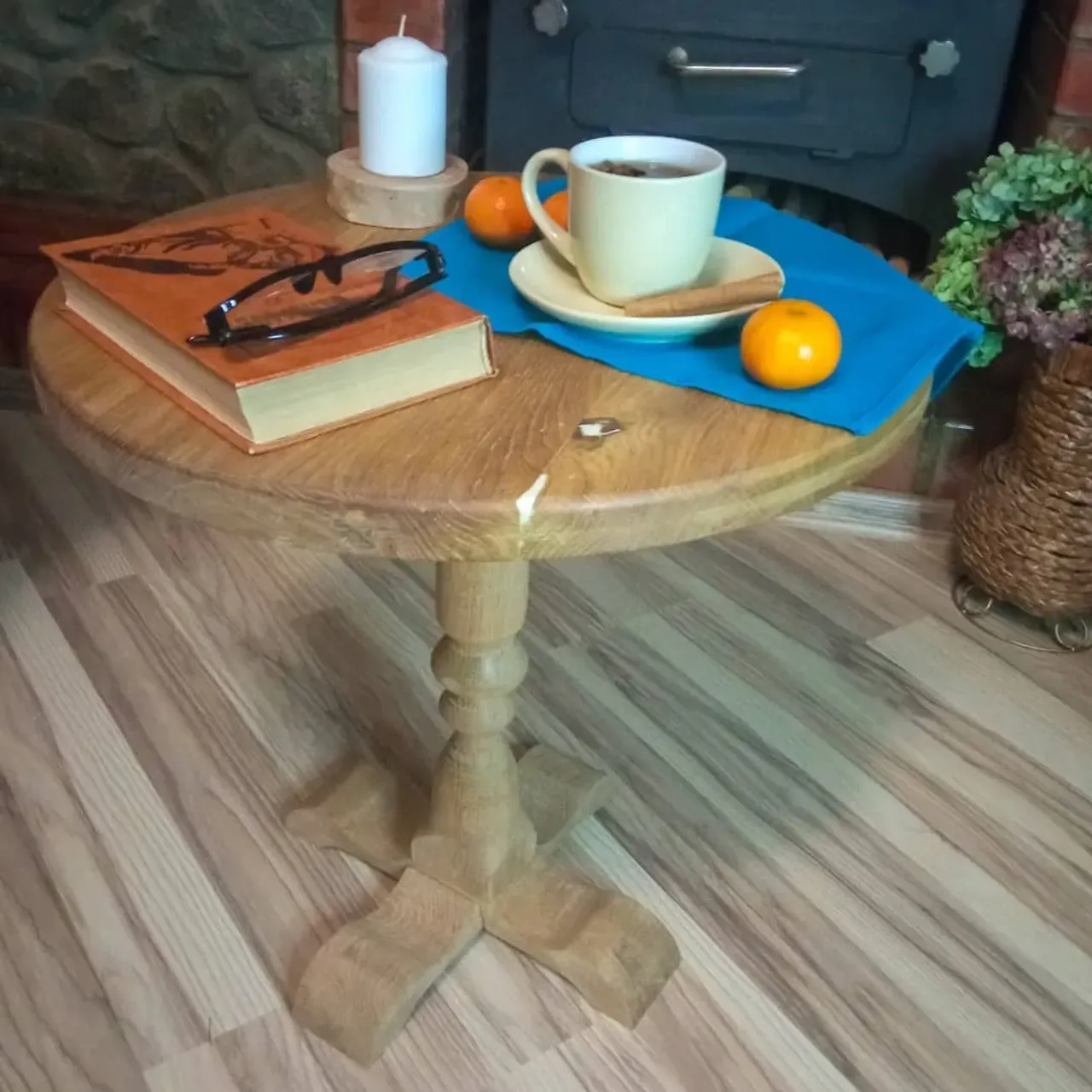 Для чего нужен журнальный/кофейный столик?🤔

Для создание уютной, комфортной обстановки.🤗

За компактным журнальным/ кофейным столиком удобно выпить чашечку чая, кофе, побеседовать с гостями, положить книгу, которая читается в данный момент, поставить цветы...
___________________
Столик из массива дуба с вкраплениями эпоксидной смолы без покрытия.

Ручная работа.

Размер: высота 50см, диаметр 50см.

Возможны другие цветовые решения и любой размер под заказ.

Заказать можно:
☑️По имейл likwood9@gmail.com

#столик #эпоксиднаясмола #likwood #камины #столикжурнальный #столиккофейный #столиксэпоксидкой #столминск #вкусныйкофе
#люблючитать
#столгомель
#уютныйвечер
#свечи
#сухоцветы #столизмассива #столиздуба #столиздерева #столсвомируками #столвинтерьере #кофейныйстолик #уютныйдом #нужныевещи #woodworking #салфетка #льнянаясалфетка #shabbychicdecor #wooddecor #tabledecor #oaktable #woodtables