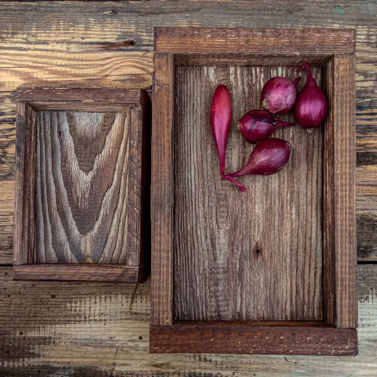 Скромная простота. Wabi-sabi.

Wabi-sabi - японская философия о совершенно несовершенной жизни.

В прямом смысле ваби sabi - это поиск красоты в несовершенстве, наслаждение простыми радостями жизни. Прежде всего, принципы ваби саби сосредоточены на признании важности подлинности и стремлении оставаться аутентичным во всех аспектах своей жизни. 

Эстетика ваби саби подразумевает ассиметрию, шершавость, простоту, экономию, строгость, скромность, интимность и естественность предметов и процессов.
___________________________
Ящики для food foto, сервировки, для хранения.

Размеры: 11,5*16,5; 26,5*16,5

Сделаны из природно состаренной древесины.

Возможно изготовление другого размера и цвета под заказ.

Ручная работа.

Доставка по всему миру 🌍