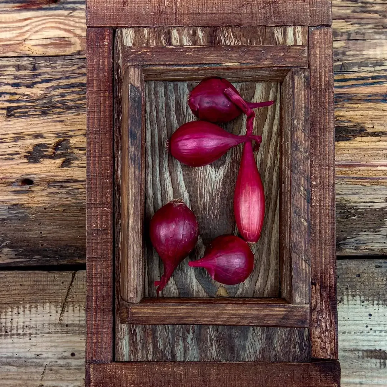 Скромная простота. Wabi-sabi.

Wabi-sabi - японская философия о совершенно несовершенной жизни.

В прямом смысле ваби sabi - это поиск красоты в несовершенстве, наслаждение простыми радостями жизни. Прежде всего, принципы ваби саби сосредоточены на признании важности подлинности и стремлении оставаться аутентичным во всех аспектах своей жизни. 

Эстетика ваби саби подразумевает ассиметрию, шершавость, простоту, экономию, строгость, скромность, интимность и естественность предметов и процессов.
___________________________
Ящики для food foto, сервировки, для хранения.

Размеры: 11,5*16,5; 26,5*16,5

Сделаны из природно состаренной древесины.

Возможно изготовление другого размера и цвета под заказ.

Ручная работа.

Доставка по всему миру 🌍