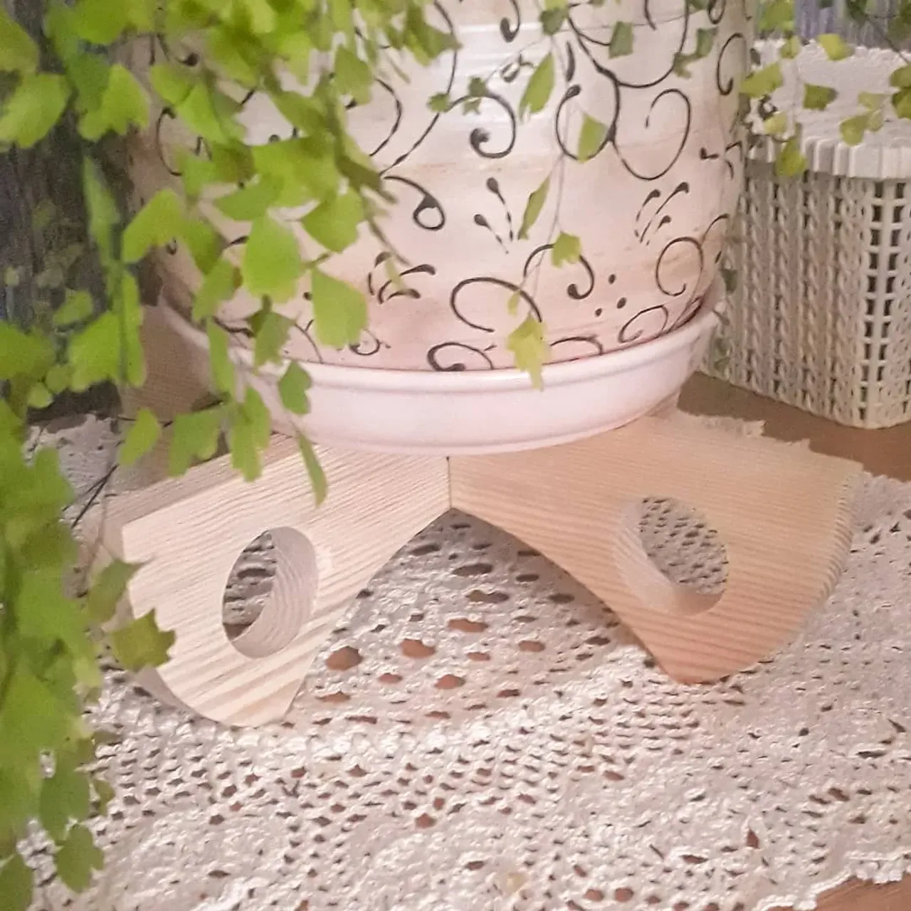 Подставка для кашпо🌺

Комнатные растения служат не только красивым дополнением декора помещения, но и насыщают воздух кислородом. Любители комнатных цветов рано или поздно сталкиваются с нехваткой места для новых экземпляров.

Наша подставка позволит не только освободить место на поверхности у окна, но и предотвратить появление нежелательных пятен на поверхности пола и мебели, а также внести нотку гармонии в атмосферу дома 🌺

Подставка предназначена для больших и маленьких кашпо☝️

Добра, мира и гармонии Вам!🤗

#кашпо #подставкаиздерева #полставкадлякашпо #уютныйдом #декор #подставкаподвазон #прованс #цветыдома #рустик #wood #sweethome #назаказ #woodworking #цветы