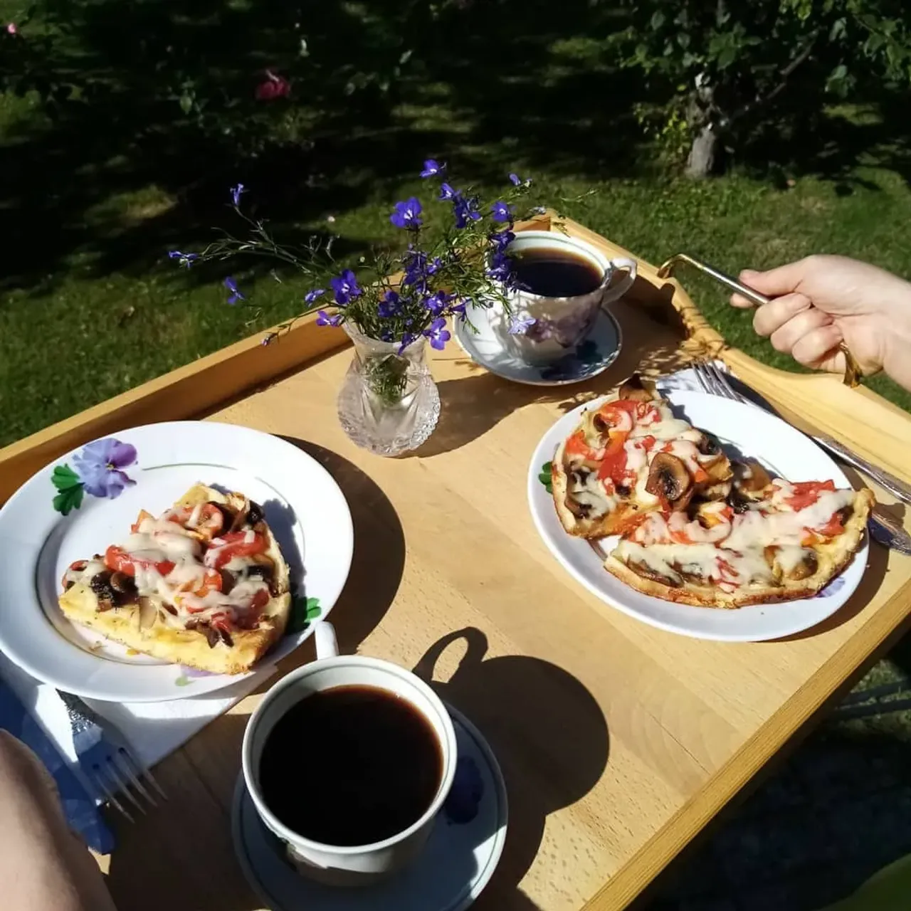 🍽 Повесть о нашем подносе. 😉 т.к. его размер 1м на 2,5м, то для его транспортировки предусмотрены две металлические ручки.
По вместимости он бесподобен, в нем свободно помещается кабанчик 🐖 средних размеров, можно загрузить 2 мешка картошки 🥔 можно использовать как носилки ☝️не говоря уже о всяких мелочах. Предложение ограничено, спешите с заказами!
P.S. Как все уже догадались, вышесказанное было для улыбки 😁 настоящие размеры подноса 55см на 40см. 🍱 Поднос вместительный и очень удобный. Материал береза со вставками дуба.
#wood #поднос #изделиеиздерева #издерева #foodserving #береза #дуб #подносиздерева #столярка #кухня #подзаказ #завтрак #обед #ужин #woodworking #kitchen #food #giftideas #homesweet