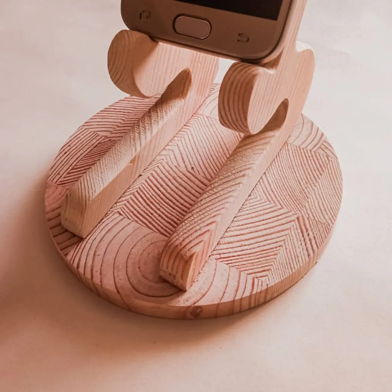 Декоративная подставка

#изделияиздерева #ручнаяработа #handmade #wood #woodworking #gomel #idea #gift #giftidea #подарок #сувенир #столярка #интерьер #подставка #подставкаиздерева #назаказ #productdesign #wooddecor #подставкаподтелефон #design #art #vetrina #creative #oggetti