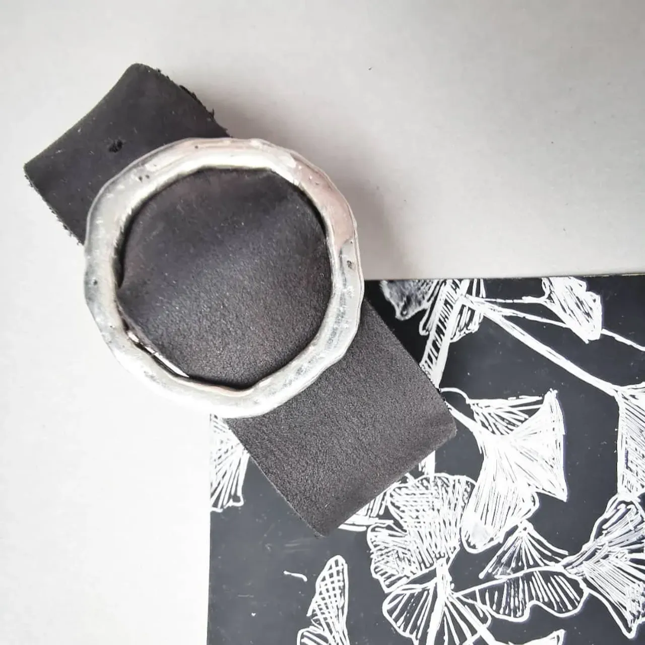 Кожаный браслет с вулканическим кругом.
-
#golivebracelet#кожасеребро#браслеткожа#серебро#украшенияизсеребра #украшениянакаждыйдень#накажыйдень