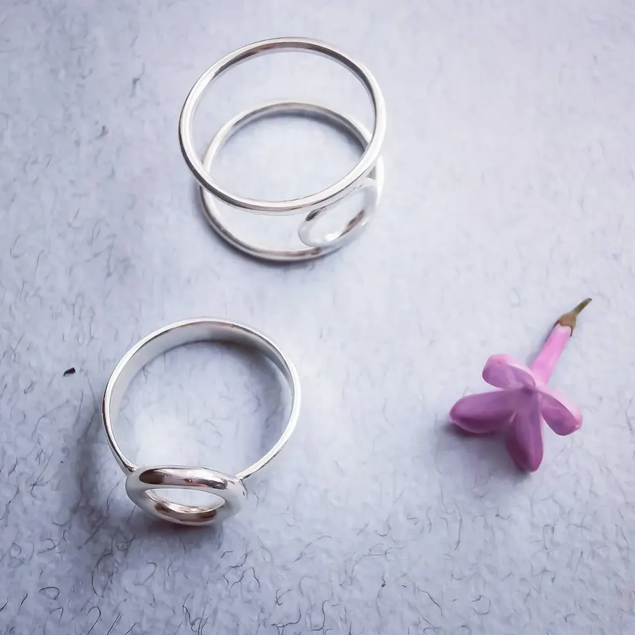 Соло, дуэт или трио?🌿 =>
Как вы предпочитаете?
—
#комплектукрашений #украшенияизсеребра#украшенияручнойработы #ювелирмосква#минимализм#серебро925 #украшенияназаказ #украшениянакаждыйдень