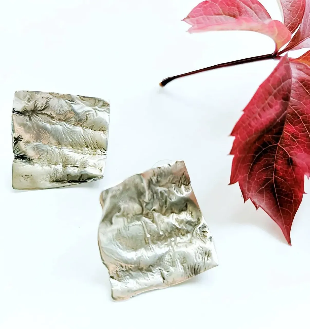 Крупные серьги-ромбы с мятой фактурой. 🍁
-
#2020#осень#серьги#handcrafted#silver#серебро #ручнаяработа #golivearrings #серебро925