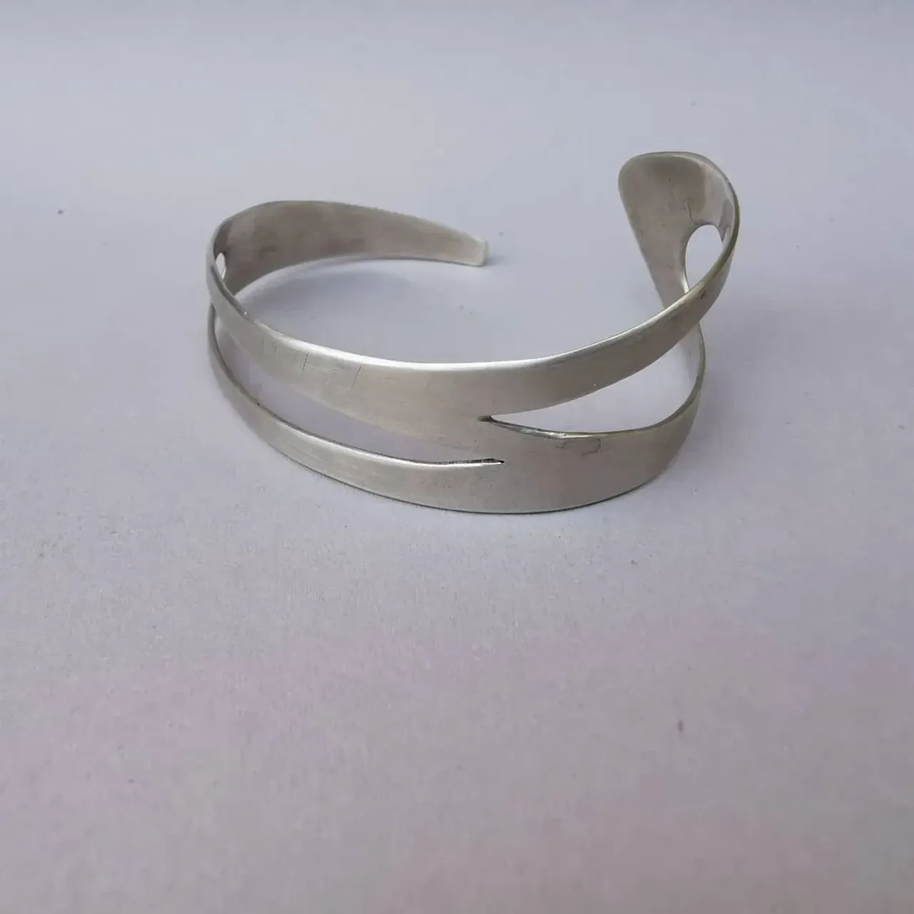 Нежной волной по запястью
—
#golivebracelet

#ювелирмосква#авторскиеукрашения#украшенияназаказ#подарокмаме#подарокподруге#подарокдевушке#подарокжене#подароклюбимой#идлясебя#длясебялюбимой #комплектукрашений#украшенияизсеребра#украшенияназаказ#купитьбраслет#браслетизсеребра#