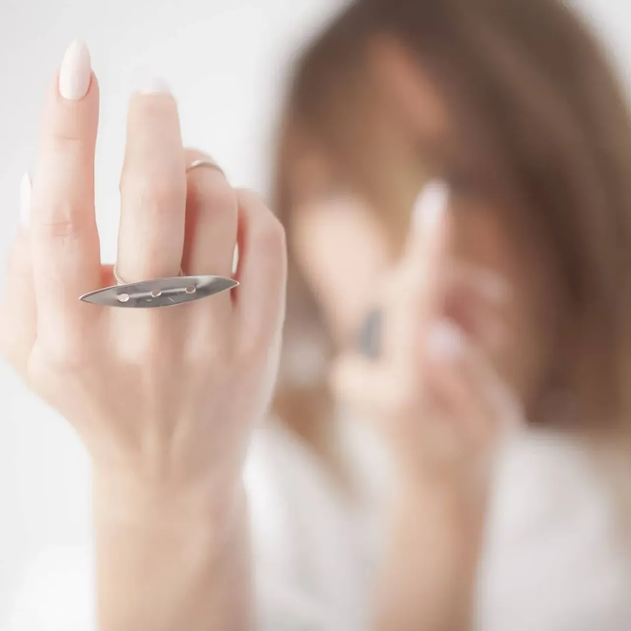 Акцент на руки.
Крупное агрессивное кольцо и нежное фаланговое колечко.
Серебро. Ручная работа
-
#golivering #2020#лето#кольцо#серебро#ручнаяработа #студияювелирмосква #украшение #аксессуар#актуально#стиль