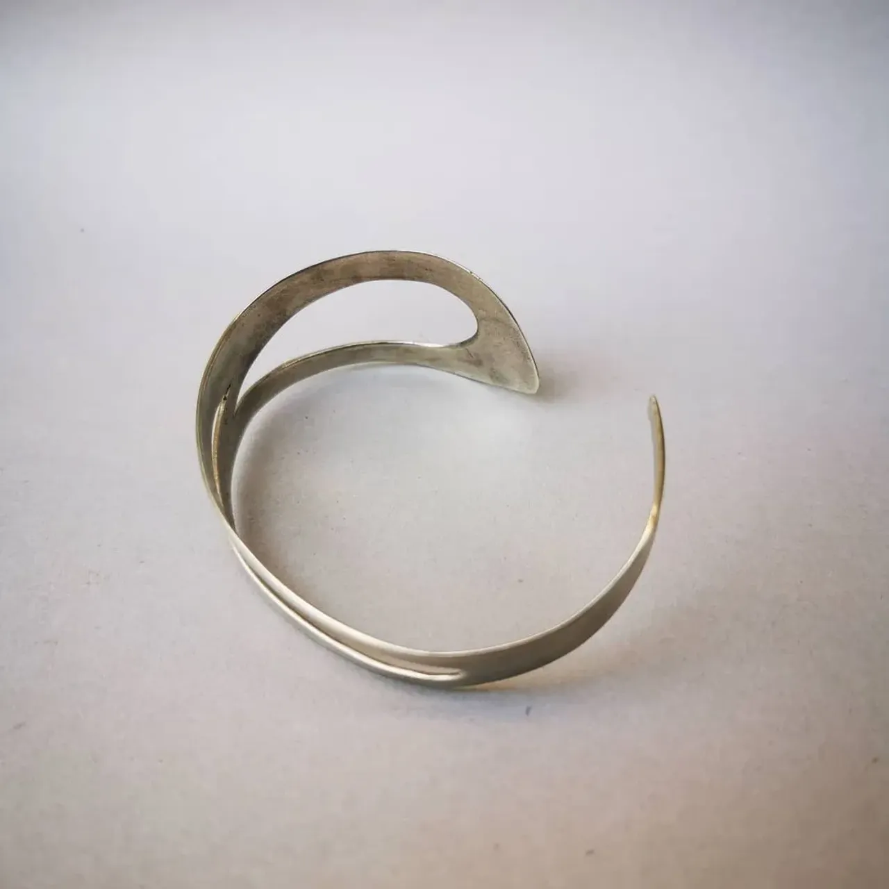 Нежной волной по запястью
—
#golivebracelet

#ювелирмосква#авторскиеукрашения#украшенияназаказ#подарокмаме#подарокподруге#подарокдевушке#подарокжене#подароклюбимой#идлясебя#длясебялюбимой #комплектукрашений#украшенияизсеребра#украшенияназаказ#купитьбраслет#браслетизсеребра#