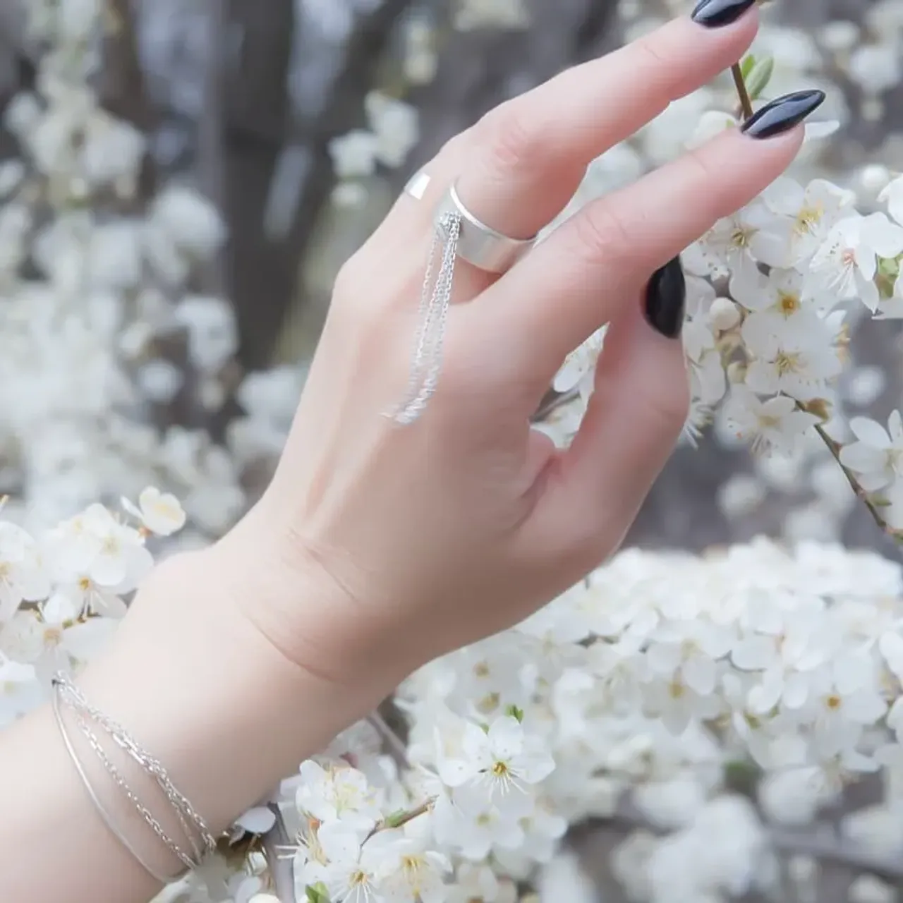 Микс из цепочек разного плетения для тонкого запястья
-
#golivebraclet 
#крупноекольцо#крупныйбраслет#браслет#подарокподруге#подарокдевушке#подарокжене#подароклюбимой#идлясебя#длясебялюбимой#ювелирмосква#авторскиеукрашения#комплектукрашений#украшенияизсеребра#украшенияназаказ