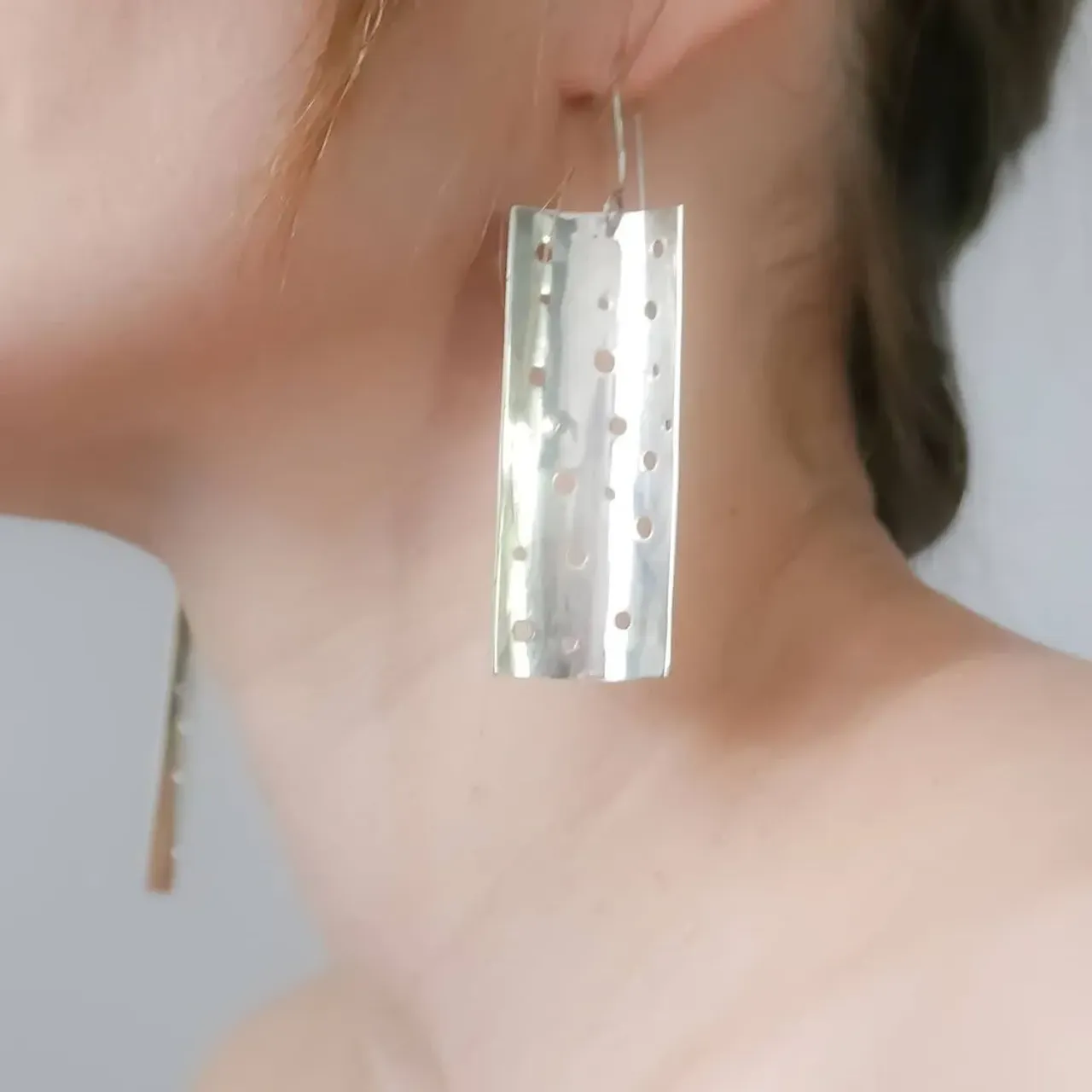 Крупные серьги в индустриальном дизайне.
-
#golivearrings #серебро925#купитьсерьги#серьги#стиль#ювелирмосква#ювелирнаястудия