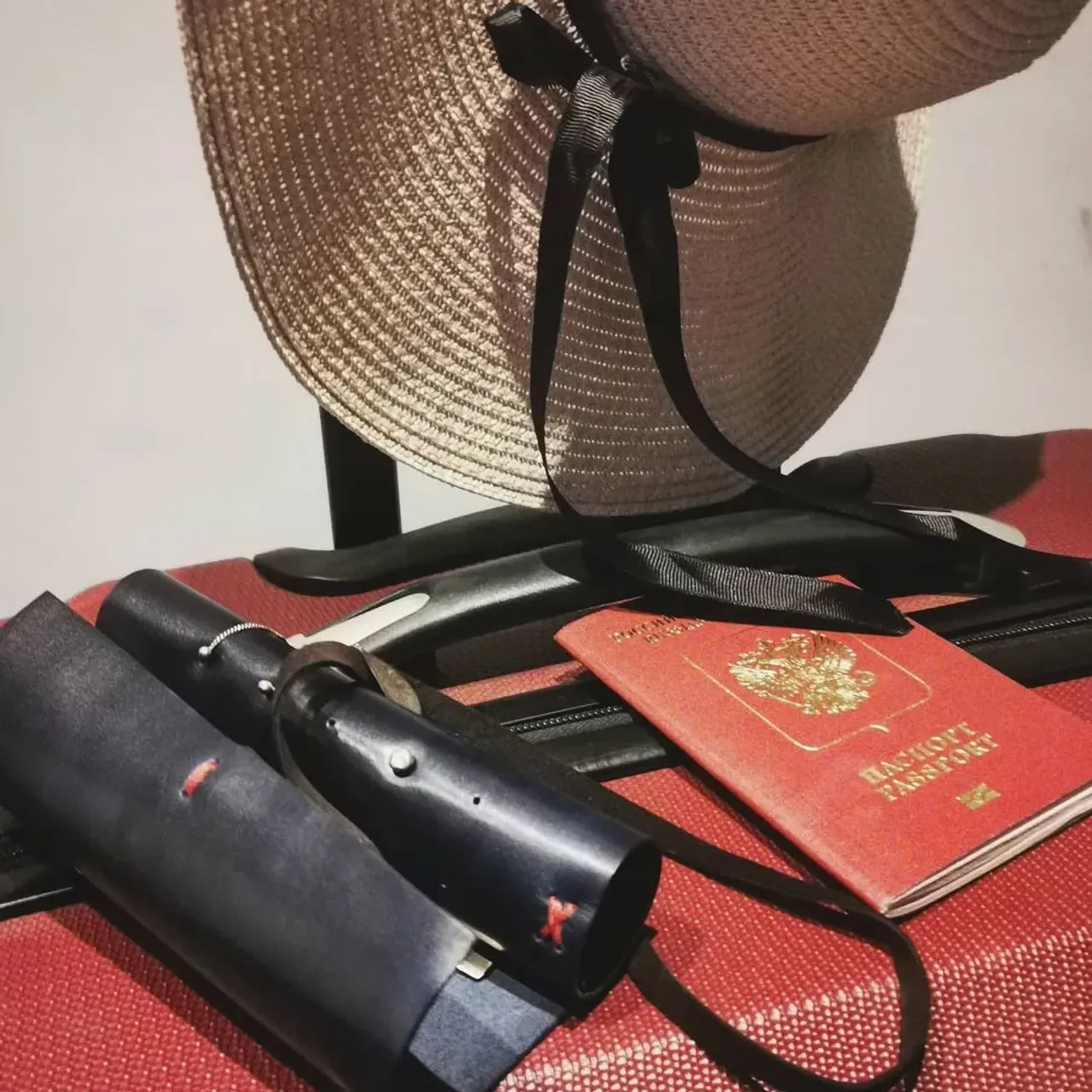 Мир понемногу возвращается в настоящее лето. Начался сезон отпусков✈️🏖️, а это значит, надо собирать чемодан и все самое красивое и нужное !🎒👠👙👒
И мы придумали очень удобную и нужную вещь!!! ⬇️
Маленький несессер 🛍️для разного вида сережек. Все нужные  украшения будут аккуратно путешествовать вместе с вами.
Как вам такая идея? 

Эксклюзивный дизайн. Ручная работа. Натуральная кожа.
#путешествие#дорога#несессер#чемодан #ювелирмосква#ювелирнаястудия