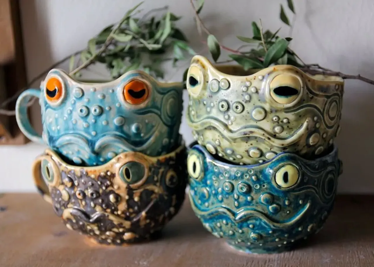 Ну и коллективное фото новичков моего жабьего семейства))
Обычно они довольно быстро разлетаются по своим домам на крыльях Почты России. Так что сравнить их и полюбоваться, когда стоят кучно, можно только на фото))

Если вам хочется кружку-жабу, но у вас есть свои идеи по поводу расцветки - пишите мне!
Я покажу, какие у меня есть глазури. Подберем вместе нужное сочетание. На цену это никак не повлияет (если, конечно, это не металлики типа золото, серебро, платина и пр. (>__<)

#ceramic #ceramics #ceramica #ceramiclove #handmade #pottery #ceramicart #potterylove #clayworks #handmadeceramic #instapottery #handcrafted #handcraft #керамика #лепкаизглины #красиваяпосуда #посудадлядома #керамикадлядома #жаба #лягушка #амфибия #рогатка #рогатаяжаба #земноводные #террариумистика #амфибии