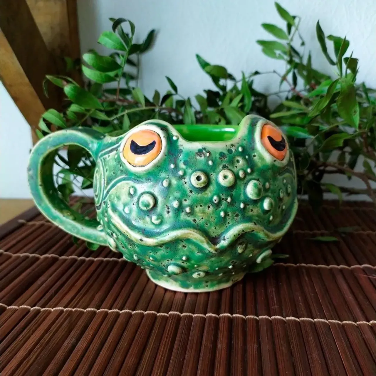Давно улыбчивых лягушек не показывала 🐸
Опять я разрываюсь между двумя принципиально разными техниками, в которых работаю с этими зелеными улыбаками. Литьё или ручная лепка, ручная лепка или литьё... Сложно решить. Пока сравниваю плюсы и минусы, руколепные лягухи опять появятся. Хотя бы на время
#ceramic #ceramics #ceramica #ceramiclove #handmade #pottery #ceramicart #potterylove #clayworks #handmadeceramic #instapottery #handcrafted #handcraft #керамика #лепкаизглины #красиваяпосуда #посудадлядома #керамикадлядома #лягуха #лягушка #жаба #амфибия #земноводное #квакша