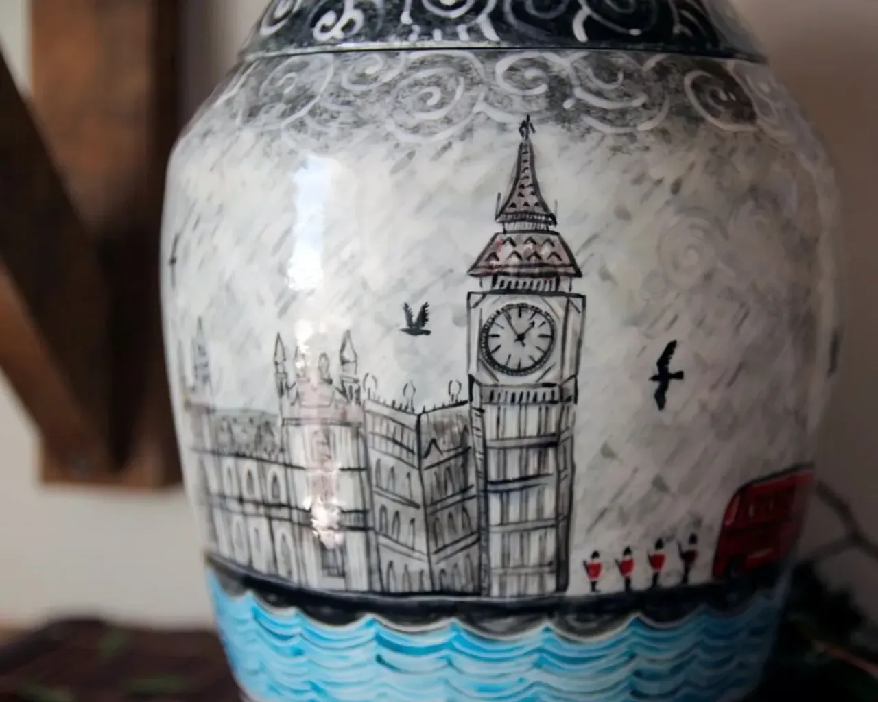 Следующая, и последняя, часть Лондонского набора - такая вот урна. Она слишком велика для моего рабочего пространства, так что пришлось фотографировать ее кусочками. И показывать тоже буду кусочками 😬

#ceramic #ceramics #ceramica #ceramiclove #handmade #pottery #ceramicart #potterylove #clayworks #handmadeceramic #instapottery #handcrafted #handcraft #керамика #лепкаизглины #красиваяпосуда #посудадлядома #керамикадлядома #небо #дождь #облака #лондон #дождливоенебо #вороны #бигбен