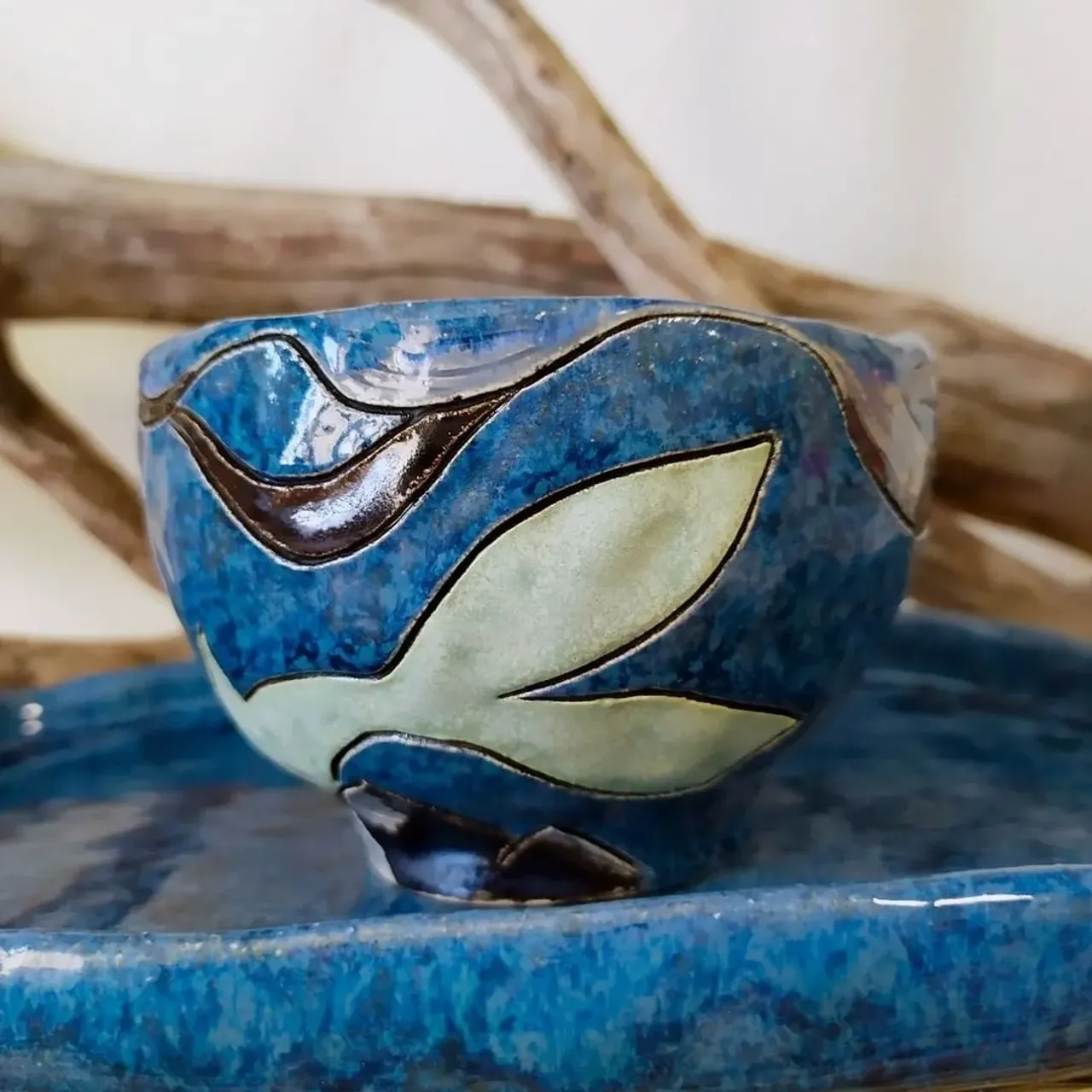 Как думаете, почему образ кита так романтизирован?
Ведь это огромное млекопитающее, чье название с греческого обозначает "морское чудовище". Ни шерстки, ни ушек, ни милых больших глаз 🤔

#чай #чайнаяцеремония #чаепитие #пиала #чайнаяпиала #посудадлячая #красиваяпосуда #керамика #авторскаякерамика #ceramic #ceramics #море #синий #волна #кит #pottery #potteryforall #ceramicart #handmadeceramics