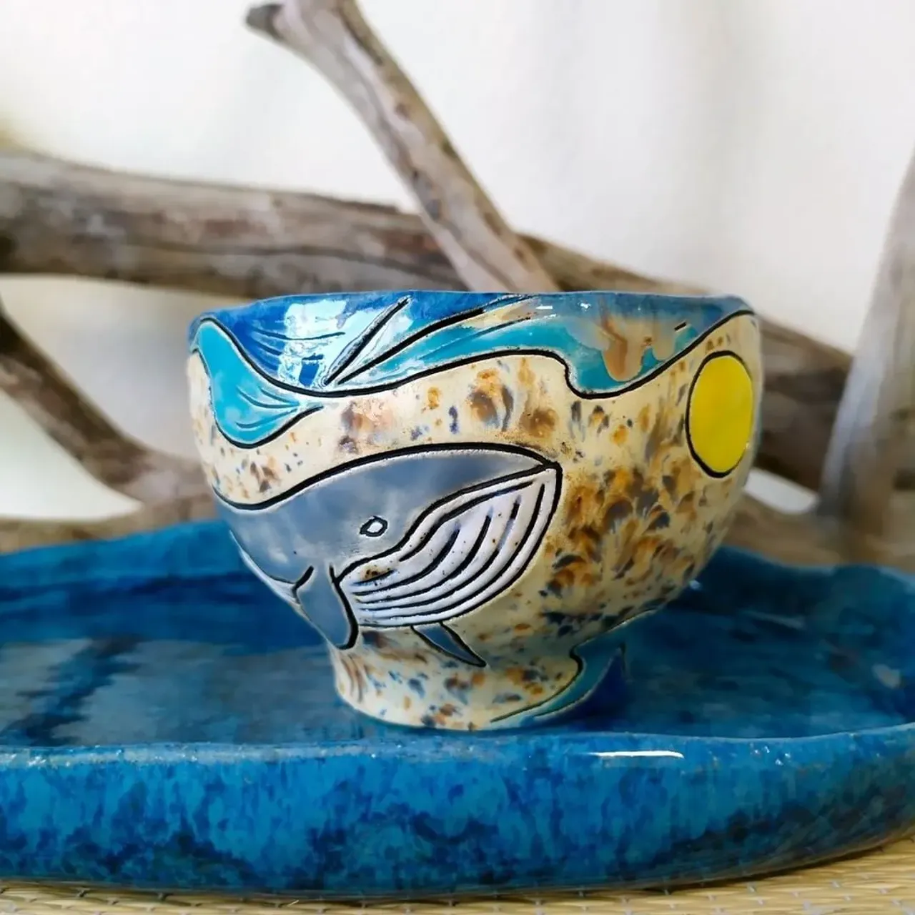 Чайная пиала - дневной кит 🐋
Тяжелая, устойчивая, фактурная... Я очень рисковала, делая её из незнакомой глины и сочетая так много разных глазурей в одном изделии. Но все получилось просто отлично!

Работая с животными мотивами, я обычно смотрю фоном документалки или лекции на соответствующую тему. Чтобы быть "в теме" 😄 Так что вот подборка интересных фактов про китов (синих, в основном), которые мне запомнились:

🌊 Киты произошли от сухопутных парнокопытных млекопитающих. На их телах до сих пор есть шерсть, они теплокровны и выкармливают свое потомство молоком.
🌊 Огромные легкие позволяют китам не дышать до 2 часов. Они способны уйти под воду на 2 километра.
🌊 Некоторые киты могут прожить до 100+ лет
🌊 Длина тела взрослого кита может достигать 33 метров, а масса – превышать 150 тонн. Самки крупнее самцов.
🌊 Сердце синего кита - самое большое в мире. Оно размером с автомобиль и весит от 600 до 700 килограммов. Диаметр сосудов сопоставим с диаметром обычного ведра. По ним перекачиваются все 8 тысяч литров крови.
🌊 Киты могут не спать 100 дней и не есть до 10 месяцев.
🌊 Детеныш кита ежедневно выпивает от 350 до 390 литров молока. В возрасте полгода он весит до 25 тонн и в длину достигает 15 метров.
🌊 Ушей у китов нет, они слышат при помощи нижней челюсти.

#чай #чайнаяцеремония #чаепитие #пиала #чайнаяпиала #посудадлячая #красиваяпосуда #керамика #авторскаякерамика #ceramic #ceramics #море #синий #волна #кит #pottery #potteryforall #ceramicart #handmadeceramics