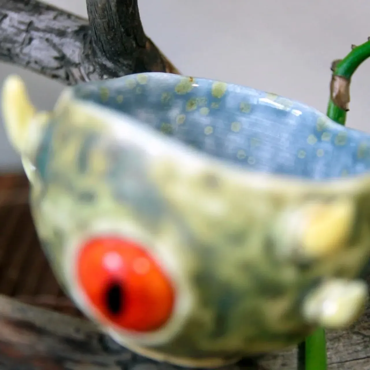 Горжусь этим фаянсовым малышом!
Он удивительным образом ложиться в ладони как влитой. Зеленая глазурь снаружи матовая и шелковистая. И чай в нём (особенно зеленый), смотрится вкусно *___*

Свободен, 65мл
🌿1500руб

А я все еще думаю, не затеять ли такие кружки 🤔

#пиала #пиаладлячая #чайнаяпиала #чайнаяцеремония #чайнаякультура #чай #зеленыйчай #посудадлячая #чайнаяпосуда #керамика #ceramics #ceramicart #pottery #potterylove