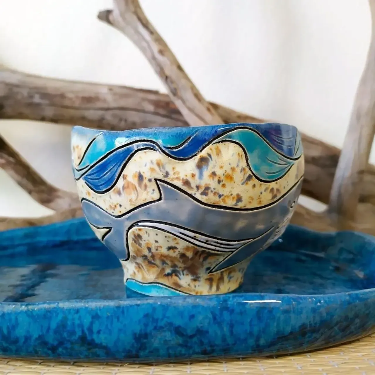 Чайная пиала - дневной кит 🐋
Тяжелая, устойчивая, фактурная... Я очень рисковала, делая её из незнакомой глины и сочетая так много разных глазурей в одном изделии. Но все получилось просто отлично!

Работая с животными мотивами, я обычно смотрю фоном документалки или лекции на соответствующую тему. Чтобы быть "в теме" 😄 Так что вот подборка интересных фактов про китов (синих, в основном), которые мне запомнились:

🌊 Киты произошли от сухопутных парнокопытных млекопитающих. На их телах до сих пор есть шерсть, они теплокровны и выкармливают свое потомство молоком.
🌊 Огромные легкие позволяют китам не дышать до 2 часов. Они способны уйти под воду на 2 километра.
🌊 Некоторые киты могут прожить до 100+ лет
🌊 Длина тела взрослого кита может достигать 33 метров, а масса – превышать 150 тонн. Самки крупнее самцов.
🌊 Сердце синего кита - самое большое в мире. Оно размером с автомобиль и весит от 600 до 700 килограммов. Диаметр сосудов сопоставим с диаметром обычного ведра. По ним перекачиваются все 8 тысяч литров крови.
🌊 Киты могут не спать 100 дней и не есть до 10 месяцев.
🌊 Детеныш кита ежедневно выпивает от 350 до 390 литров молока. В возрасте полгода он весит до 25 тонн и в длину достигает 15 метров.
🌊 Ушей у китов нет, они слышат при помощи нижней челюсти.

#чай #чайнаяцеремония #чаепитие #пиала #чайнаяпиала #посудадлячая #красиваяпосуда #керамика #авторскаякерамика #ceramic #ceramics #море #синий #волна #кит #pottery #potteryforall #ceramicart #handmadeceramics