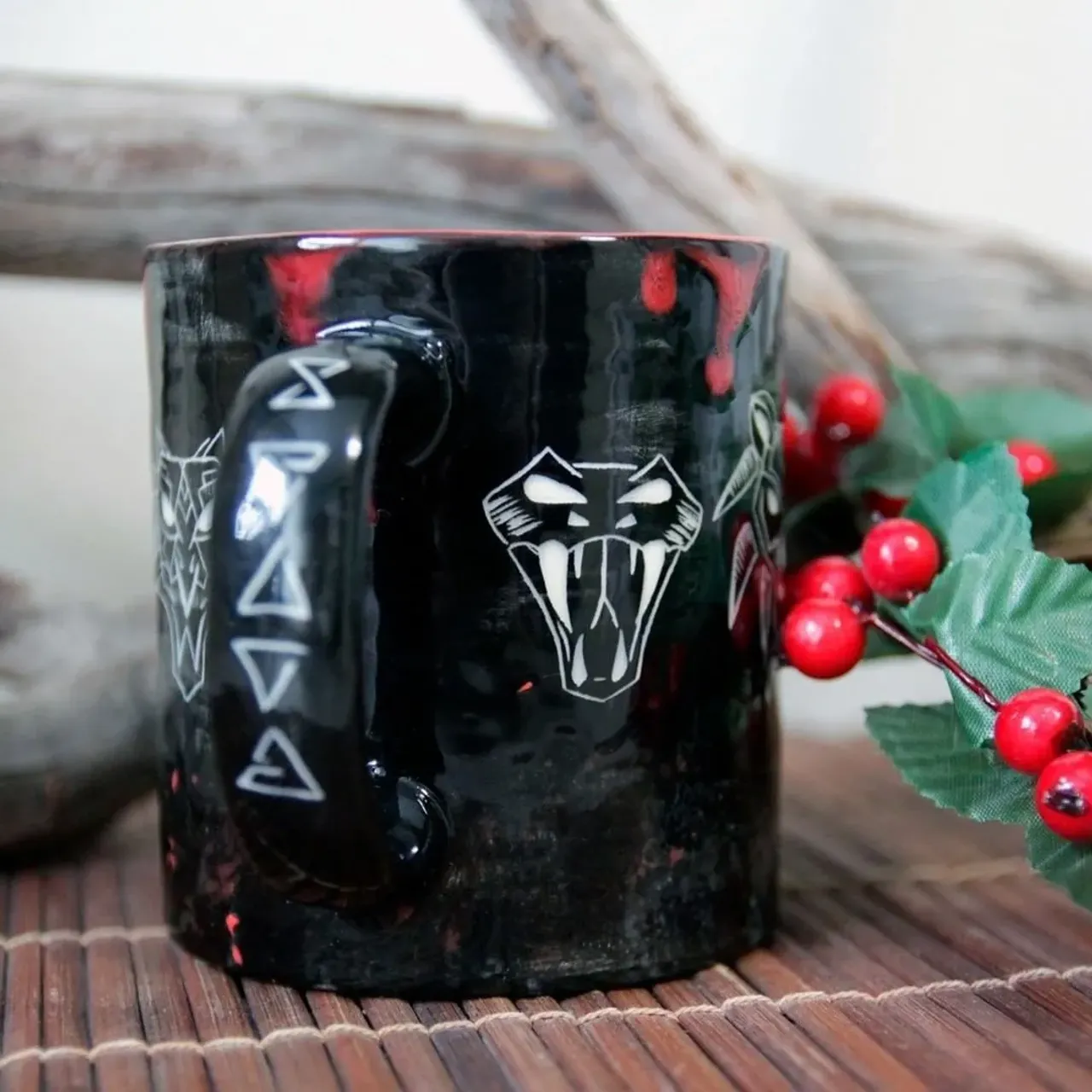 Фаянсовая кружка на 400мл по вселенной книг и игр "Ведьмак"
Пять основных школ - змея, медведь, волк, кот и грифон. И ведьмачьи знаки на ручке - ард, аксий, игни, ирден и квен. Кроваво красный внутри и холодный стальной блеск снаружи 😏

Мне так понравился этот дизайн, что я решила его перепробовать на всех формах изделий, какие у меня есть 😁

🖤Кружка свободна
🐺2000 чеканных монет
+ Отправка почтой от 300р

#ведьмак #ведьмак3 #ведьмак3дикаяохота #ведьмакузаплатитечеканноймонетой #ведьмакарт #школакота #thewitcher #thewitcheredit #thewitcher3 #геральт #геральтизривии #кружка #кружкавподарок #кружкасросписью #фаянс #фаянсоваяпосуда #керамика #ceramics #ceramica #potteryforall  #handmadeceramics