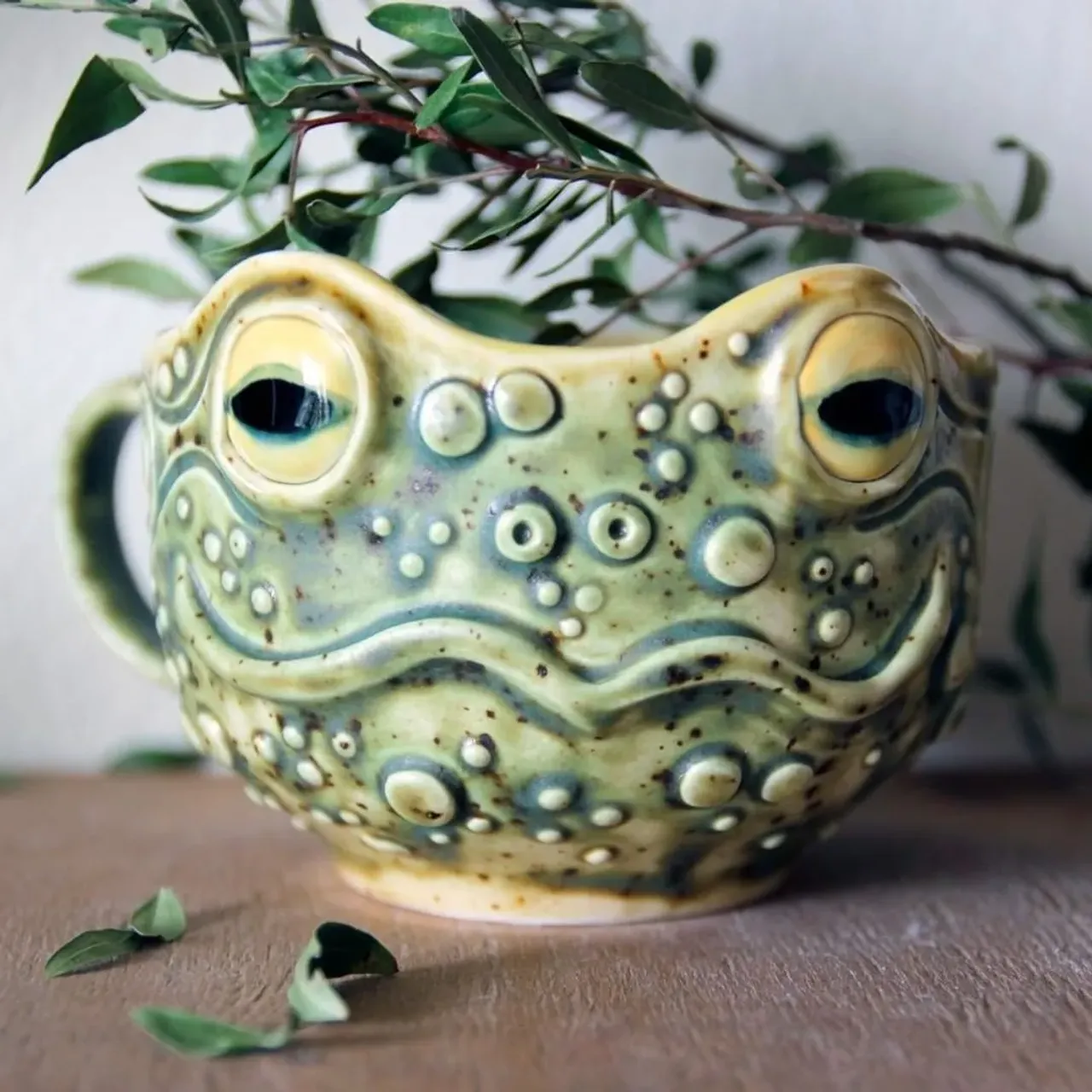 Моя любимая жабка из последнего обжига. Получилась самой естественной по цвету. Матовая глазурь приятна на ощупь, и контрастирует с глянцевыми глазами - на её фоне их блеск смотрится живее.

450+ мл
🌿2500руб
в наличии нет, но могу повторить 

#ceramic #ceramics #ceramica #ceramiclove #handmade #pottery #ceramicart #potterylove #clayworks #handmadeceramic #instapottery #handcrafted #handcraft #керамика #лепкаизглины #красиваяпосуда #посудадлядома #керамикадлядома #жаба #лягушка #амфибия #рогатка #рогатаяжаба #земноводные #террариумистика #амфибии