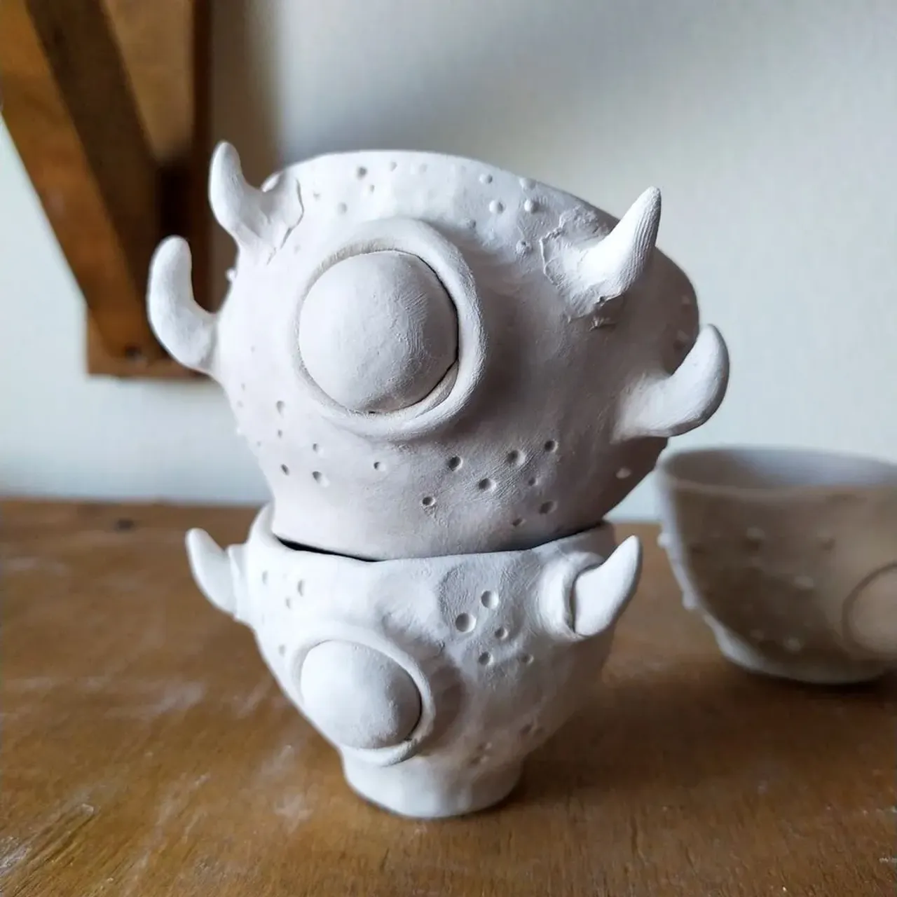 Ух что у меня тут готовится!

Это должны были быть фаянсовые пробники для зелёных глазурей (планирую новую линейку лягушечек, ква!)
Но Женя разошлась. Сначала на пробниках появились рожки, потом устойчивое кольцо на донышке, затем глаза... И теперь это уже не пробники, а вполне себе самостоятельные ребята

Результат покажу скоро, уже сегодня ^_^

#пиала #пиаладлячая #чайнаяпиала #чайнаяцеремония #чайнаякультура #чай #зеленыйчай #посудадлячая #чайнаяпосуда #керамика #ceramics #ceramicart #pottery #potterylove