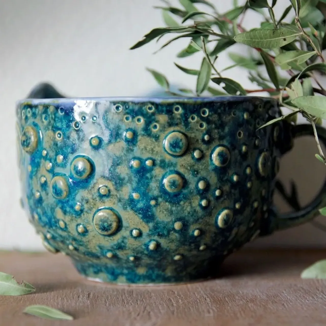 Каждый раз, когда мы открываем печку с жабушками, мой муж хватает одну из них (еще тёпленькую после обжига😏) и говорит "Воооу! Теперь ЭТА самая крутая!". А потом берет какую-нибудь еще, и повторяет совершенно то-же самое.

Знаете что это значит? Что мы движемся в верном направлении, и каждая кружка чем-то хороша настолько, что приходит то самое "Воу!"

А это наша третья экспериментальная жабень.
Полёт нормальный. Новые глазури - 🔥

450+ мл, свободна
🌿2500р
пишите, если она ваша

#ceramic #ceramics #ceramica #ceramiclove #handmade #pottery #ceramicart #potterylove #clayworks #handmadeceramic #instapottery #handcrafted #handcraft #керамика #лепкаизглины #красиваяпосуда #посудадлядома #керамикадлядома #жаба #лягушка #амфибия #рогатка #рогатаяжаба #земноводные #террариумистика #амфибии