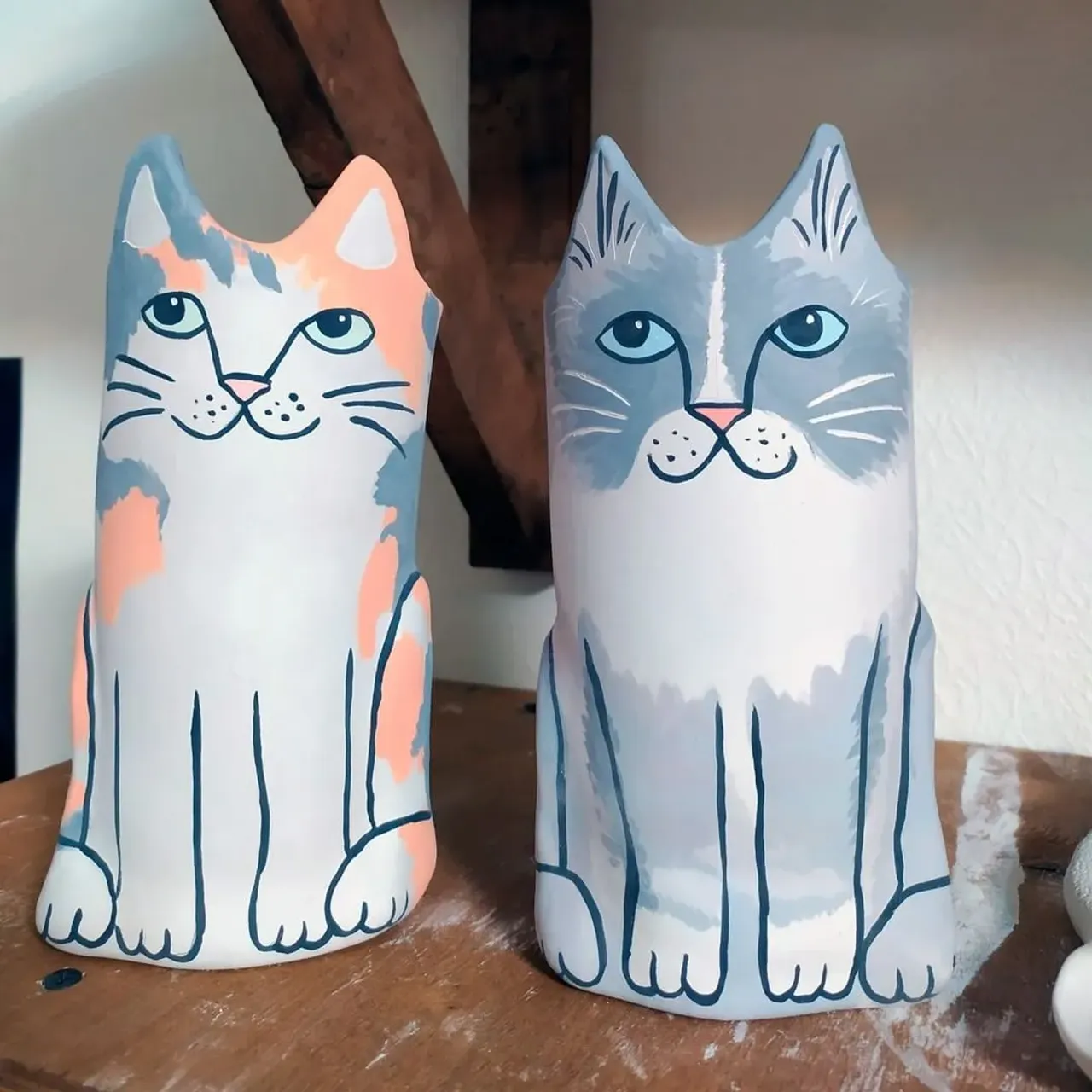 Можно быть керамистом год, два, три, десять... но все равно умудряться делать что-то в первый раз.
Несмотря на популярный сюжет, ваз-котиков я делала впервые) И это не просто котики, а котики с портретным сходством, сделанные по фотографии)))

И они тоже не финальном своем виде - позже покажу их с глазурью

P.S. Я как всегда - фотографирую процесс, а итог отснять и обработать не успеваю 🙃

#кот #котик #коты #вазакот #керамическийкот #ваза #керамическаяваза #керамика
