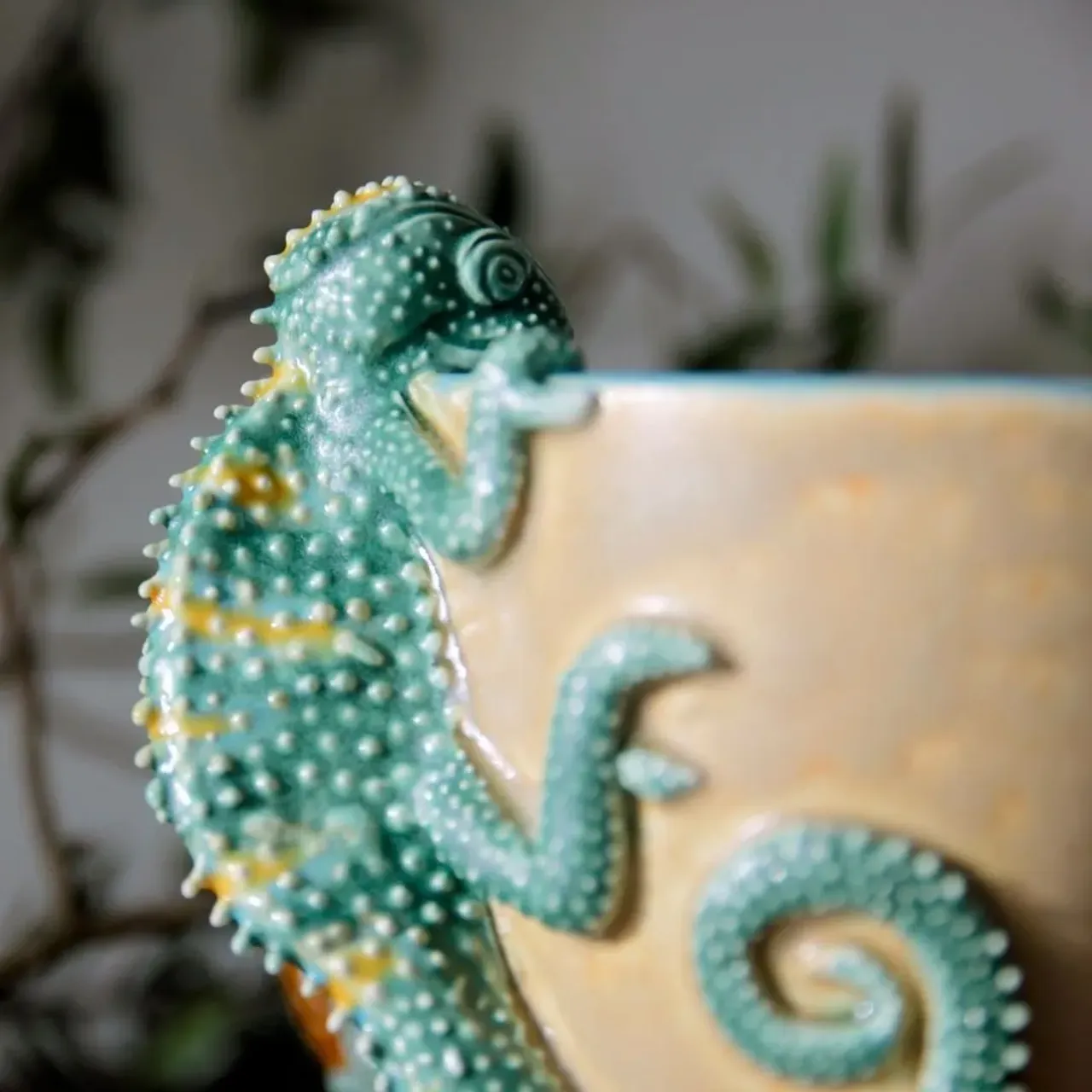 Я сама не ожидала, что он получится так крут *____*
#ceramic #ceramics #ceramica #ceramiclove #handmade #pottery #ceramicart #potterylove #clayworks #handmadeceramic #instapottery #handcrafted #handcraft #керамика #лепкаизглины #красиваяпосуда #посудадлядома #керамикадлядома #хамелеоны #хамелеон #террариум #ящерица