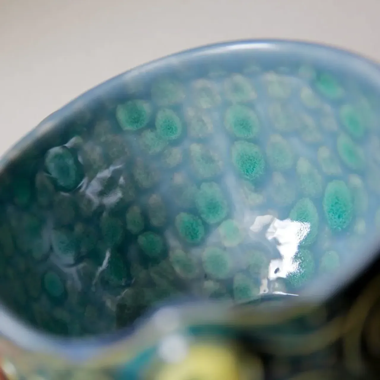 Каждый раз, когда мы открываем печку с жабушками, мой муж хватает одну из них (еще тёпленькую после обжига😏) и говорит "Воооу! Теперь ЭТА самая крутая!". А потом берет какую-нибудь еще, и повторяет совершенно то-же самое.

Знаете что это значит? Что мы движемся в верном направлении, и каждая кружка чем-то хороша настолько, что приходит то самое "Воу!"

А это наша третья экспериментальная жабень.
Полёт нормальный. Новые глазури - 🔥

450+ мл, свободна
🌿2500р
пишите, если она ваша

#ceramic #ceramics #ceramica #ceramiclove #handmade #pottery #ceramicart #potterylove #clayworks #handmadeceramic #instapottery #handcrafted #handcraft #керамика #лепкаизглины #красиваяпосуда #посудадлядома #керамикадлядома #жаба #лягушка #амфибия #рогатка #рогатаяжаба #земноводные #террариумистика #амфибии