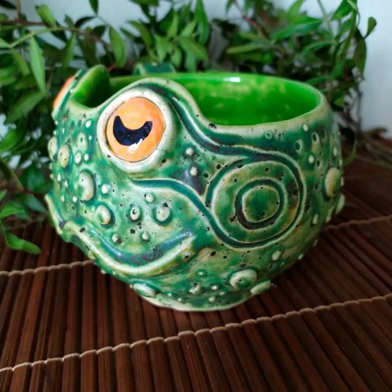 Давно улыбчивых лягушек не показывала 🐸
Опять я разрываюсь между двумя принципиально разными техниками, в которых работаю с этими зелеными улыбаками. Литьё или ручная лепка, ручная лепка или литьё... Сложно решить. Пока сравниваю плюсы и минусы, руколепные лягухи опять появятся. Хотя бы на время
#ceramic #ceramics #ceramica #ceramiclove #handmade #pottery #ceramicart #potterylove #clayworks #handmadeceramic #instapottery #handcrafted #handcraft #керамика #лепкаизглины #красиваяпосуда #посудадлядома #керамикадлядома #лягуха #лягушка #жаба #амфибия #земноводное #квакша