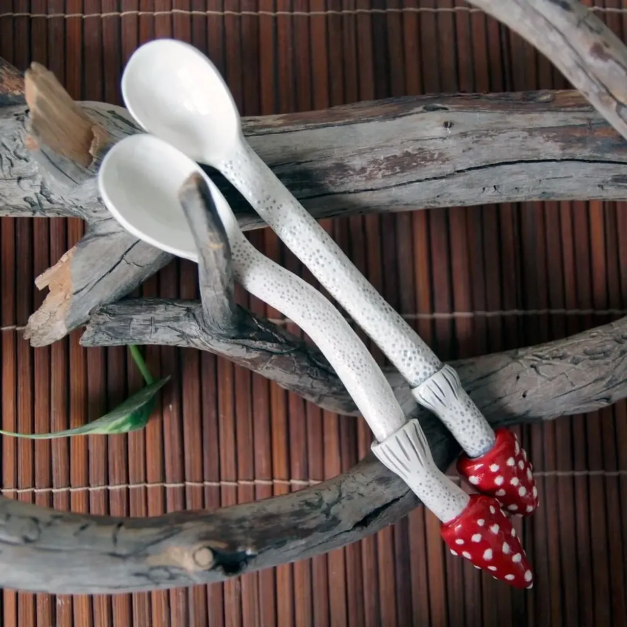 Из этих ложек осталась одна, которая слегка изогнута
20см, фаянс - 1000р 

Я по прежнему не успеваю сфотографировать их торчащими из салата =)
Но в моем воображении кадры просто 🔥 
Для следующей партии обязательно проведу вдумчивую и обстоятельную фотосессию! 

#мухомор #гриб #фаянс #ложка #ложкамухомор #керамика #ручнаяработа #ceramics #ceramicart #ceramicdesign #pottery #potteryforall