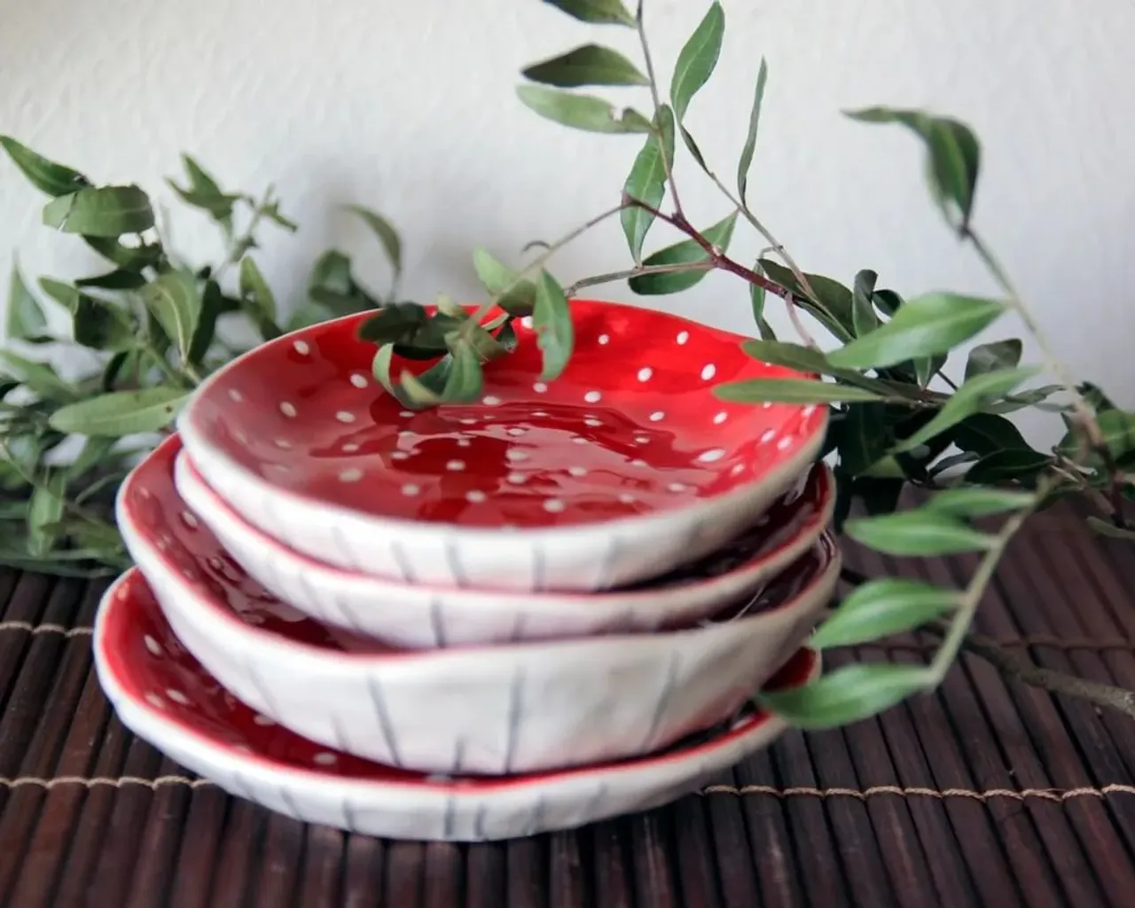 Вот вариант мухоморов не с красной глазурью (той самой, которая у меня куда-то растекается и убегает постоянно), а с ангобом (цветная глина).

Ох, не знаю я, на чем остановиться...

#ceramic #ceramics #ceramica #ceramiclove #handmade #pottery #ceramicart #potterylove #clayworks #handmadeceramic #instapottery #handcrafted #handcraft #керамика #лепкаизглины #красиваяпосуда #посудадлядома #керамикадлядома #мухомор #блюдцемухомор